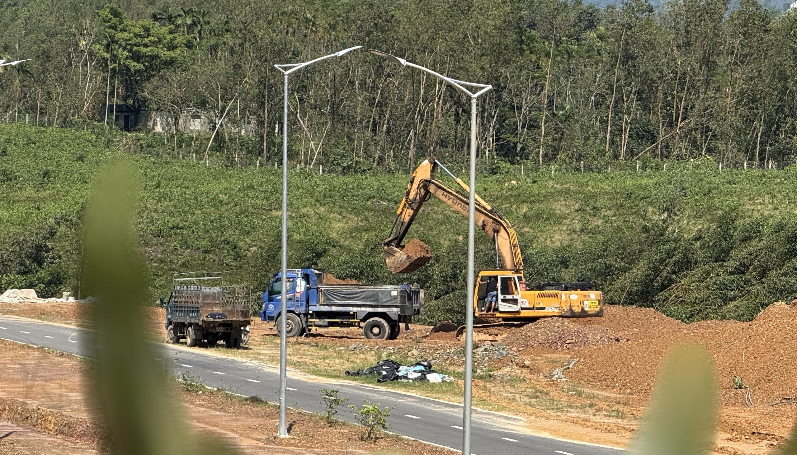 Yêu cầu nhà thầu làm rõ vụ trộm đất trên đường vành đai ngàn tỉ ở Đà Nẵng- Ảnh 1.