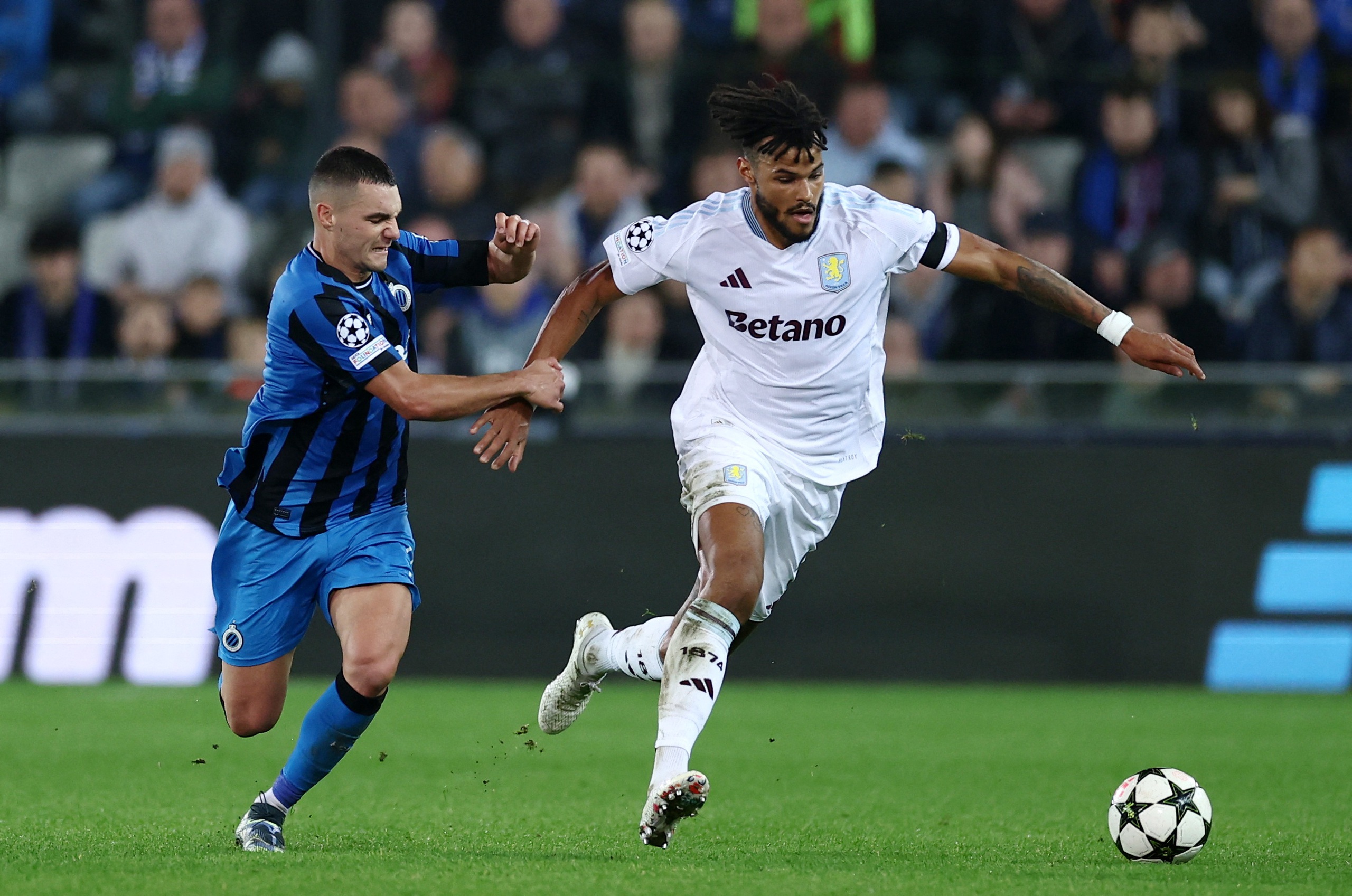 Sai s&oacute;t ngớ ngẩn của hậu vệ Tyron Mings khiến Aston Villa thua sốc ở Champions League- Ảnh 8.