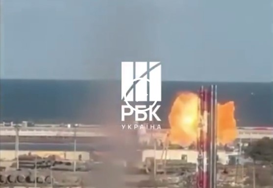 Truyền th&ocirc;ng Ukraine c&ocirc;ng bố đoạn video cho thấy m&aacute;y bay kh&ocirc;ng người l&aacute;i của nước n&agrave;y tấn c&ocirc;ng c&aacute;c t&agrave;u chiến Nga ở ven biển Caspi. Ảnh: RBC-Ukraine
