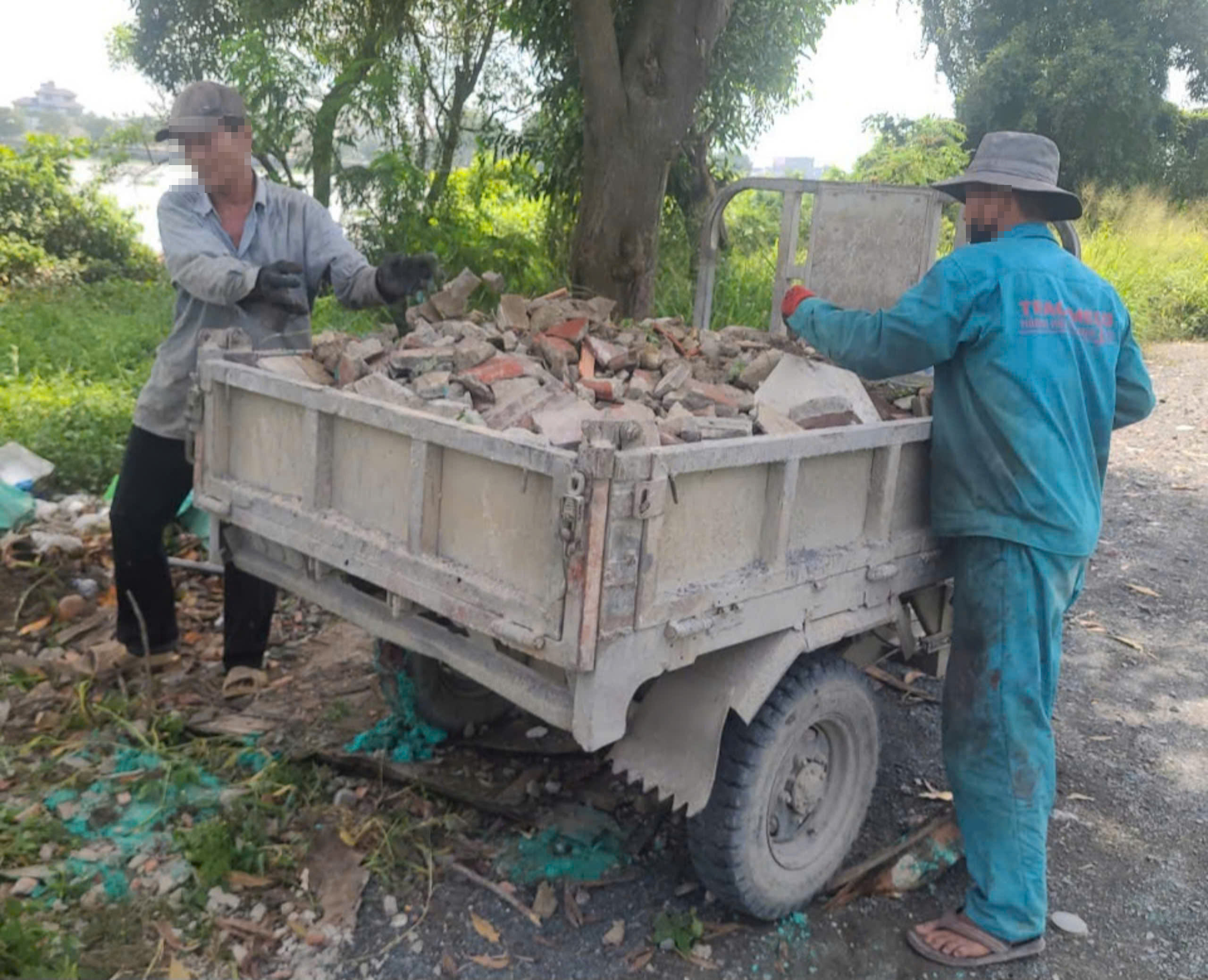 Đổ xà bần không đúng chỗ, người đàn ông vừa mất tiền vừa phải đi dọn lại- Ảnh 4.