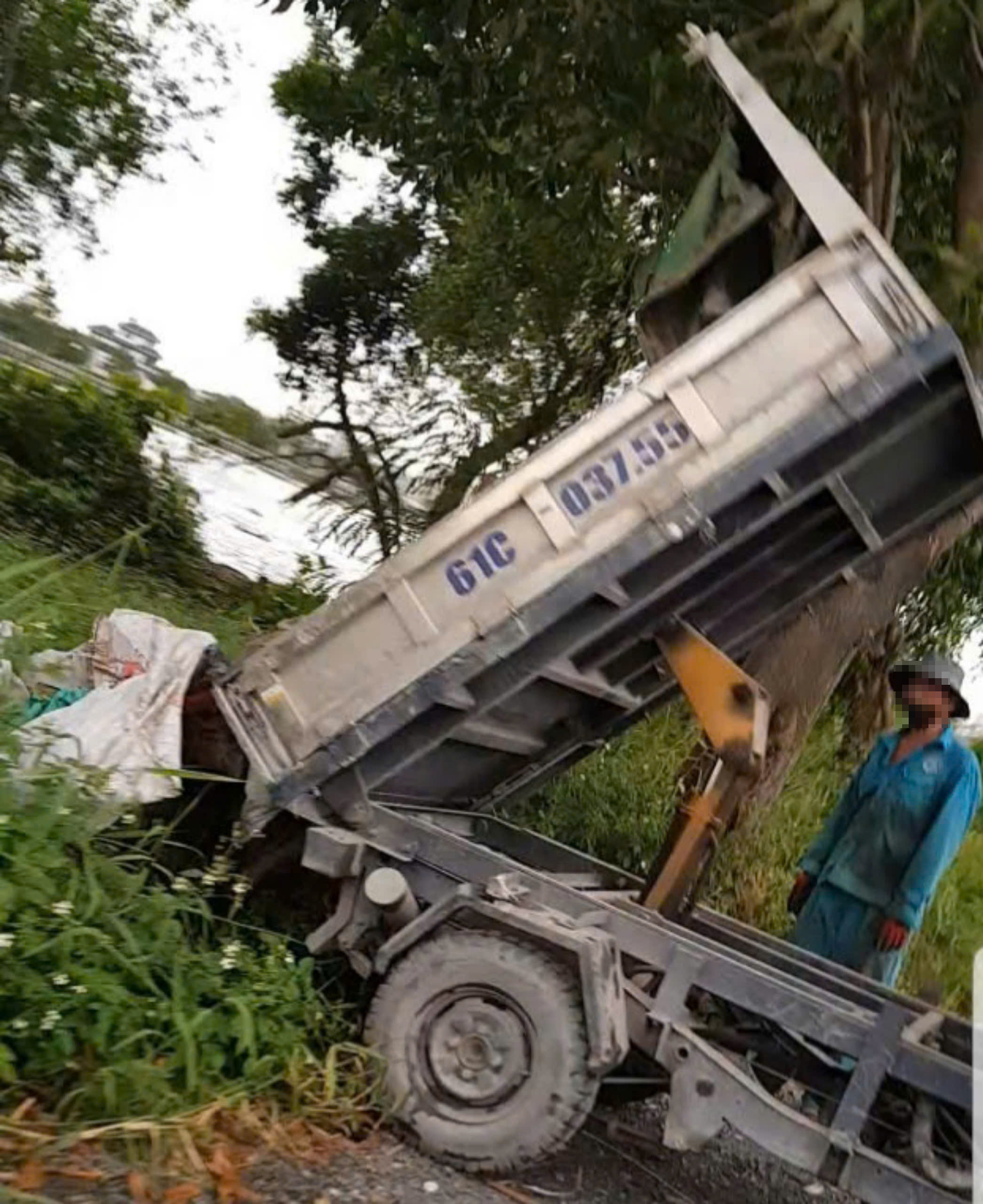 Đổ xà bần không đúng chỗ, người đàn ông vừa mất tiền vừa phải đi dọn lại- Ảnh 3.