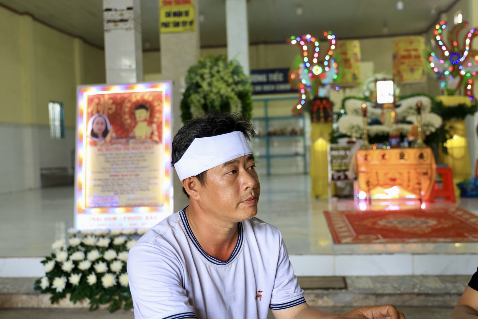 Anh Phạm Xu&acirc;n Quang, chồng chị Gi&agrave;u, bần thần b&ecirc;n linh cữu vợ