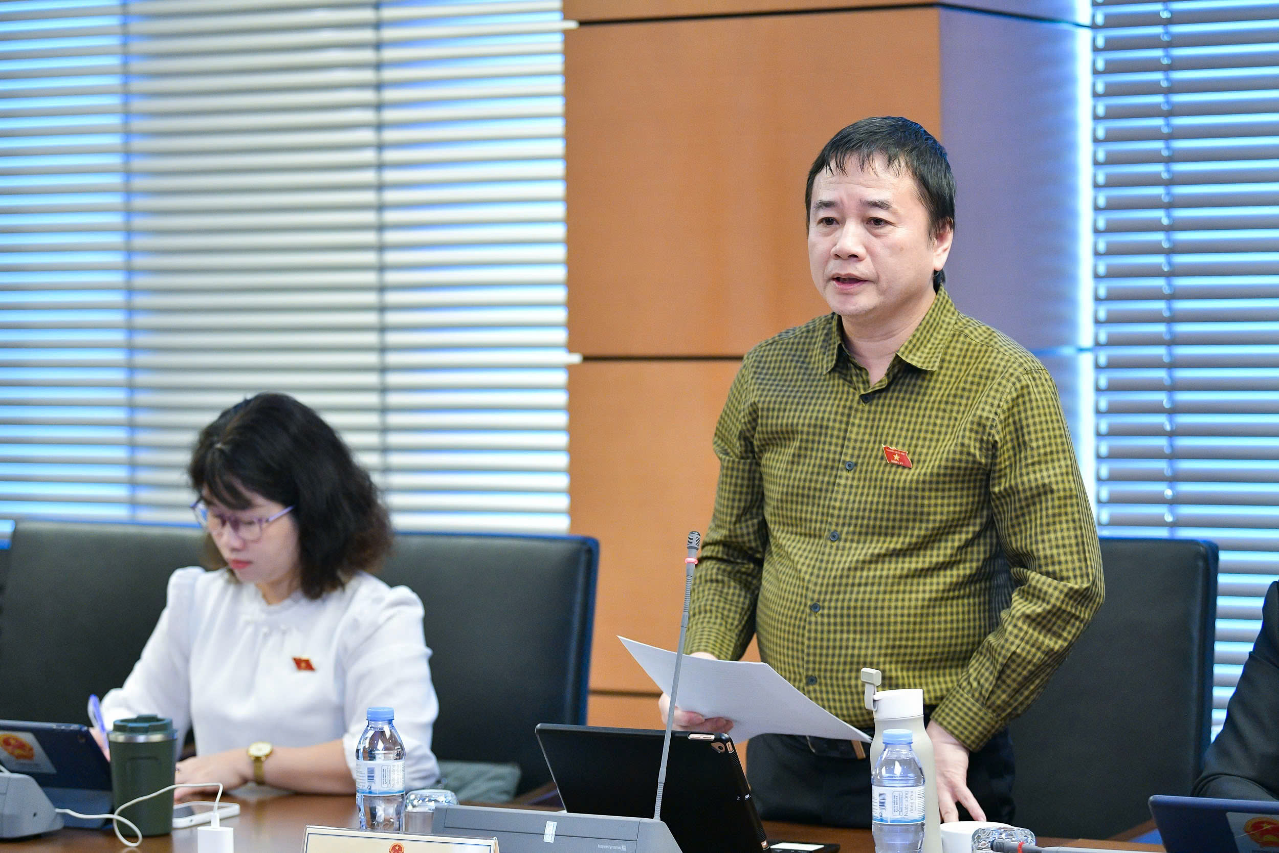 Đại biểu Phạm Nam Tiến (đo&agrave;n Đắk N&ocirc;ng) cho rằng tăng tổng diện t&iacute;ch quảng c&aacute;o tr&ecirc;n b&aacute;o in l&ecirc;n 30%-40% l&agrave; ph&ugrave; hợp Ảnh: HỒ LONG