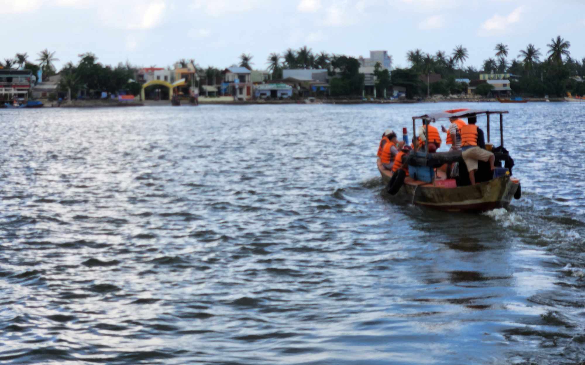 Phà hỏng, cả ngàn người dân xã đảo Tam Hải mỏi mòn "gọi đò ơi"