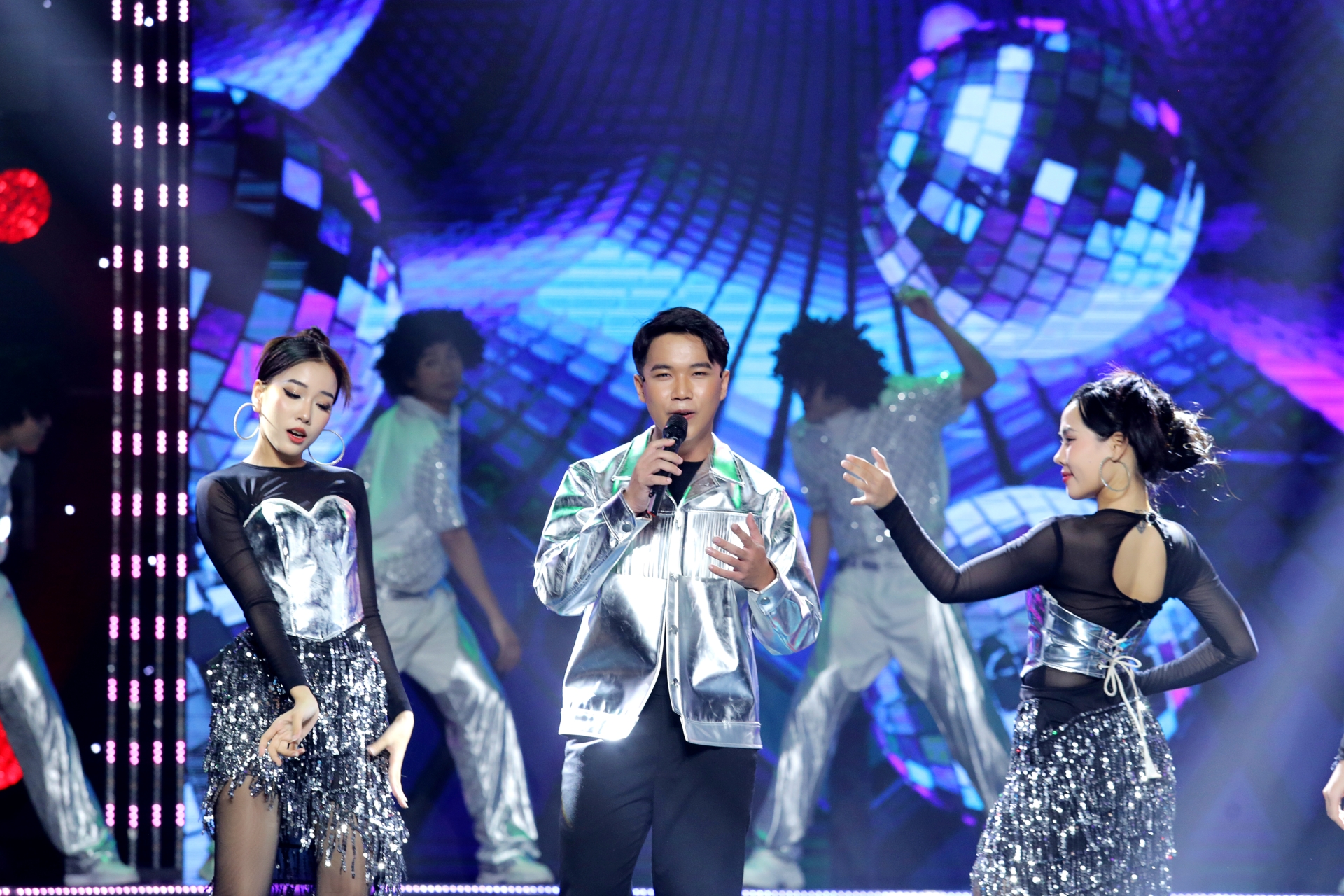 Qu&aacute;n qu&acirc;n Đ&igrave;nh Thụy: Từng bị bầu show "gạ gẫm"!- Ảnh 6.