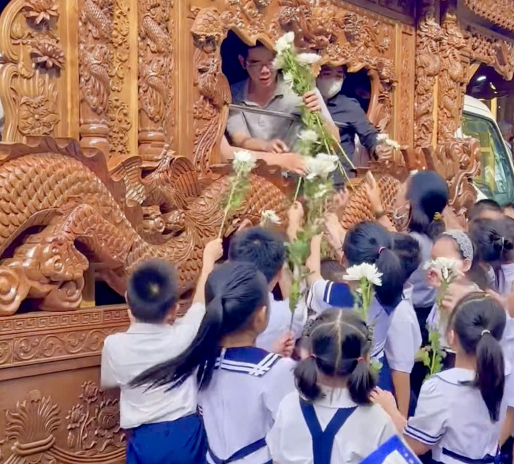 X&uacute;c động h&igrave;nh ảnh học sinh v&agrave; người d&acirc;n Vũng T&agrave;u đưa tiễn 2 chị em tử vong trong vụ ch&aacute;y- Ảnh 2.