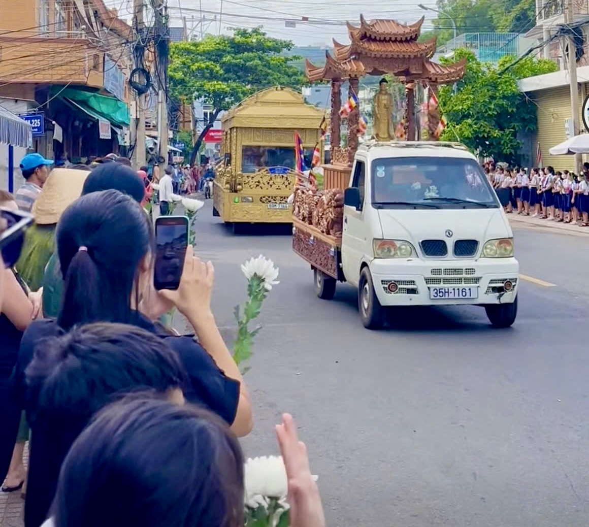 X&uacute;c động h&igrave;nh ảnh học sinh v&agrave; người d&acirc;n Vũng T&agrave;u đưa tiễn 2 chị em tử vong trong vụ ch&aacute;y- Ảnh 1.