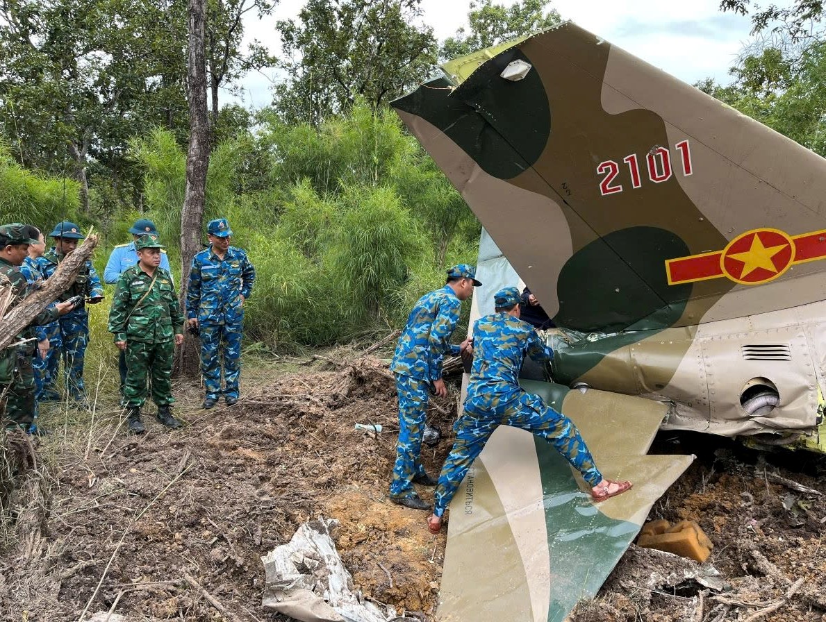 Cận cảnh hiện trường m&aacute;y bay Yak-130 rơi ở Đắk Lắk- Ảnh 4.