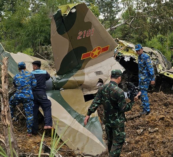 Cận cảnh hiện trường m&aacute;y bay Yak-130 rơi ở Đắk Lắk- Ảnh 8.