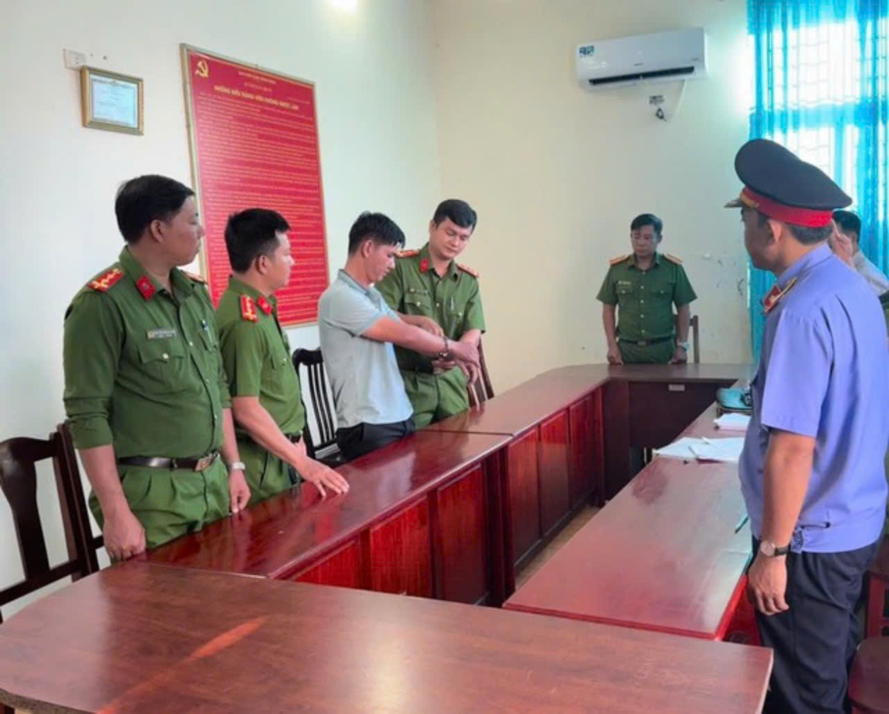 Bắt th&ecirc;m 2 người vụ nh&acirc;n vi&ecirc;n ng&acirc;n h&agrave;ng ở Ph&uacute; Quốc lừa đảo h&agrave;ng chục tỉ đồng- Ảnh 1.