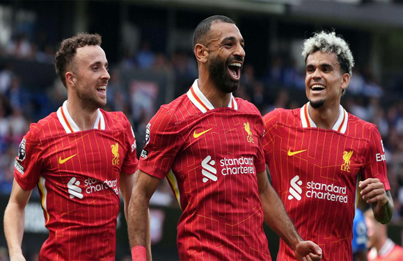 H&agrave;ng c&ocirc;ng Liverpool m&ugrave;a n&agrave;y đang b&ugrave;ng nổ nhưng Salah (giữa) vẫn l&agrave; &aacute;t chủ b&agrave;i Ảnh: FOOTBALL365
