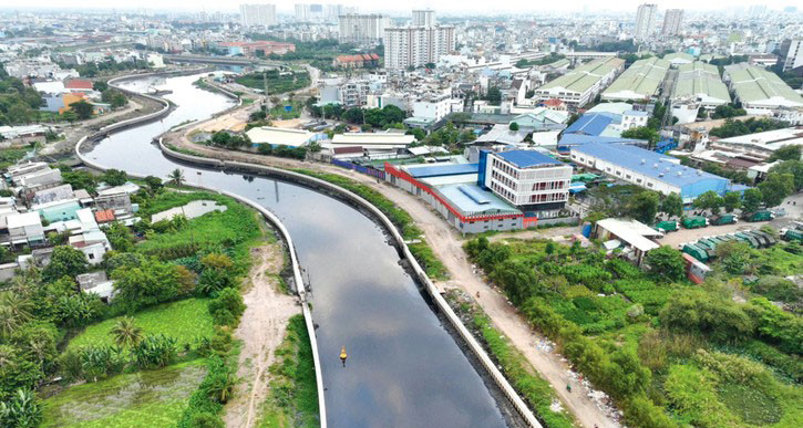A river running through a city Description automatically generated