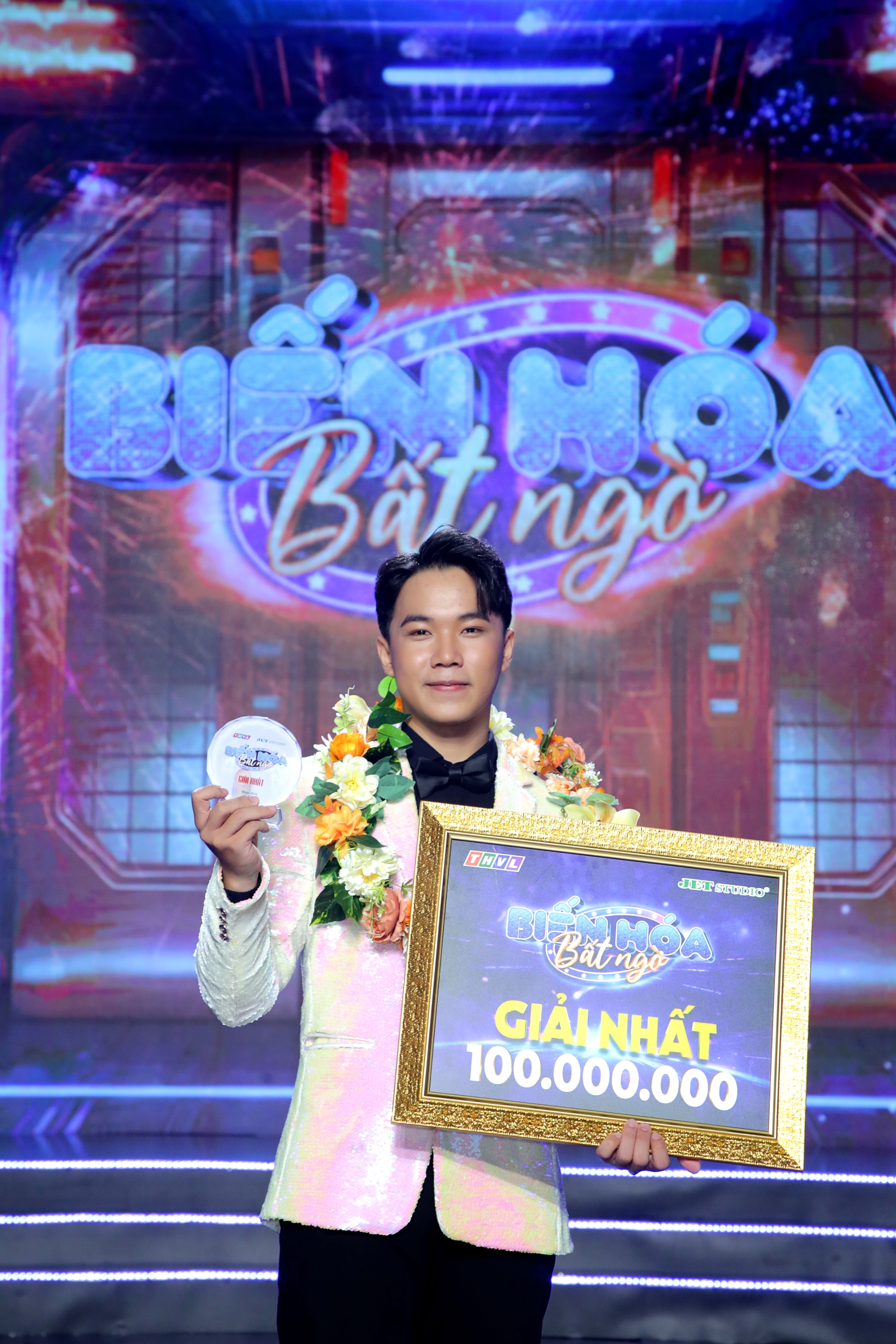 Qu&aacute;n qu&acirc;n Đ&igrave;nh Thụy: Từng bị bầu show "gạ gẫm"!- Ảnh 1.