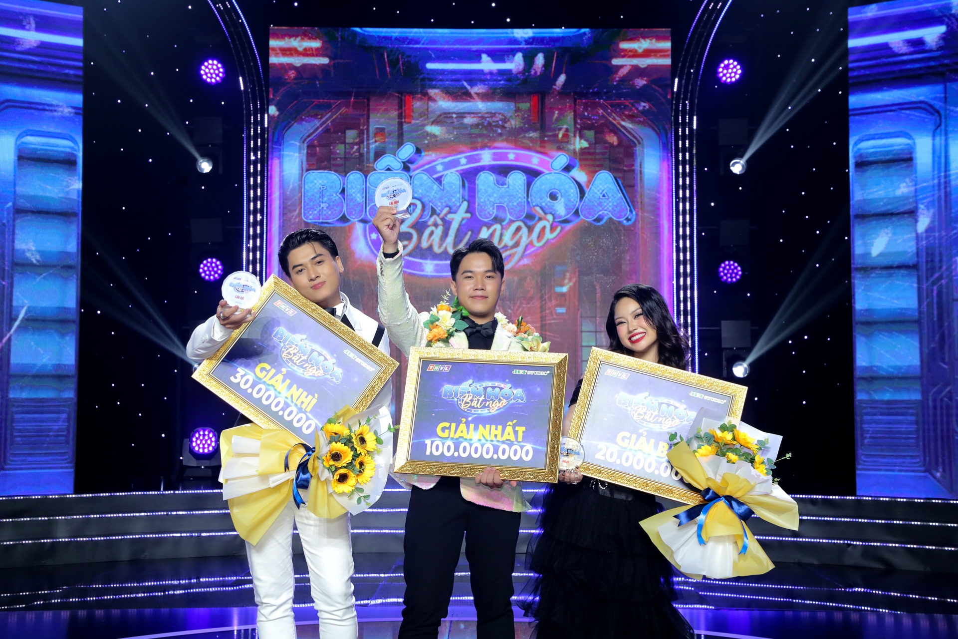 Qu&aacute;n qu&acirc;n Đ&igrave;nh Thụy: Từng bị bầu show "gạ gẫm"!- Ảnh 3.