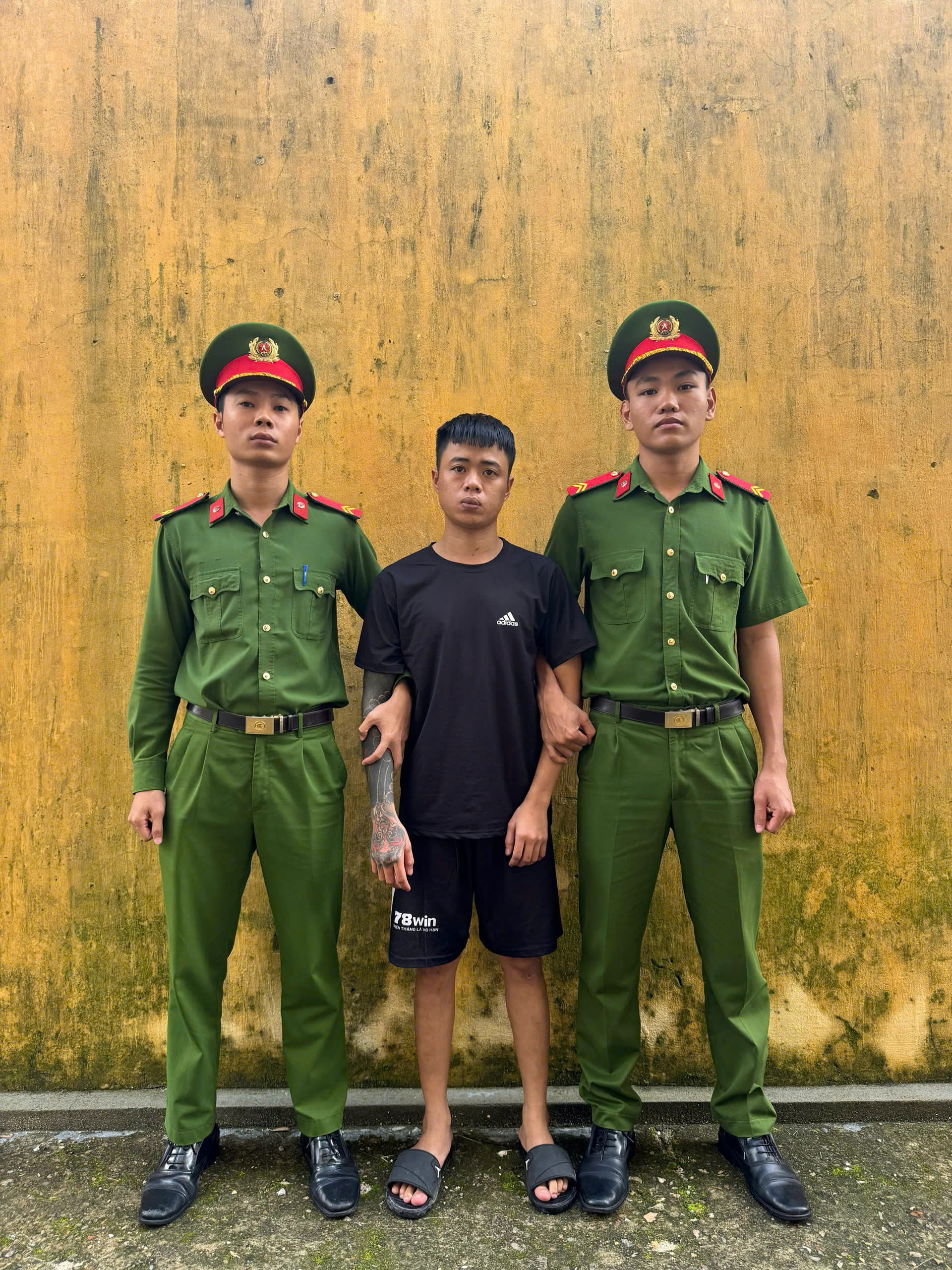 D&ugrave;ng s&uacute;ng bắn người ngồi nhậu với vợ cũ- Ảnh 1.