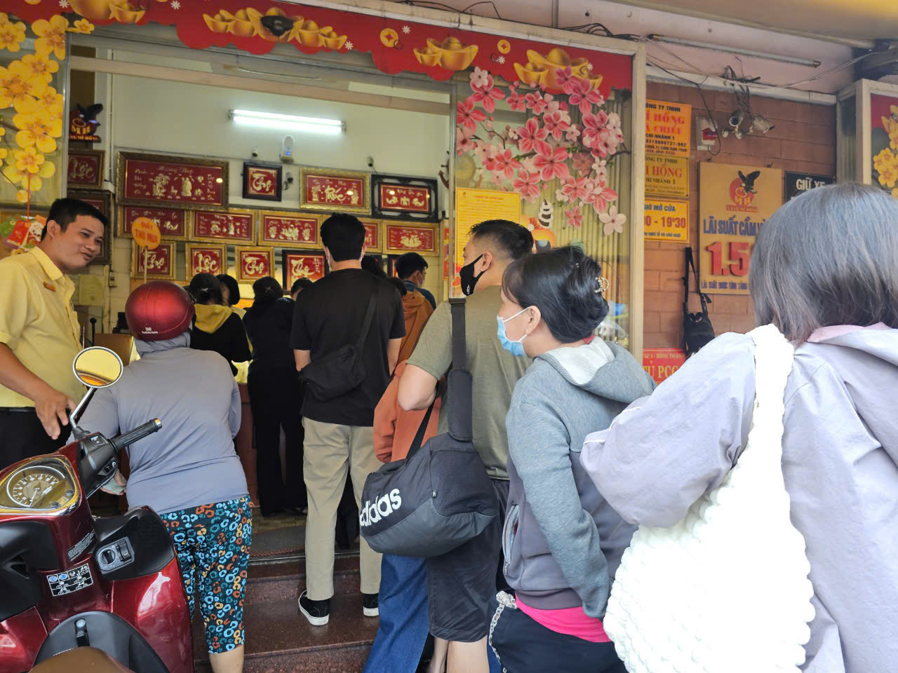 V&agrave;ng tăng gi&aacute; trở lại, người d&acirc;n TP HCM lại xếp h&agrave;ng d&agrave;i để mua- Ảnh 3.
