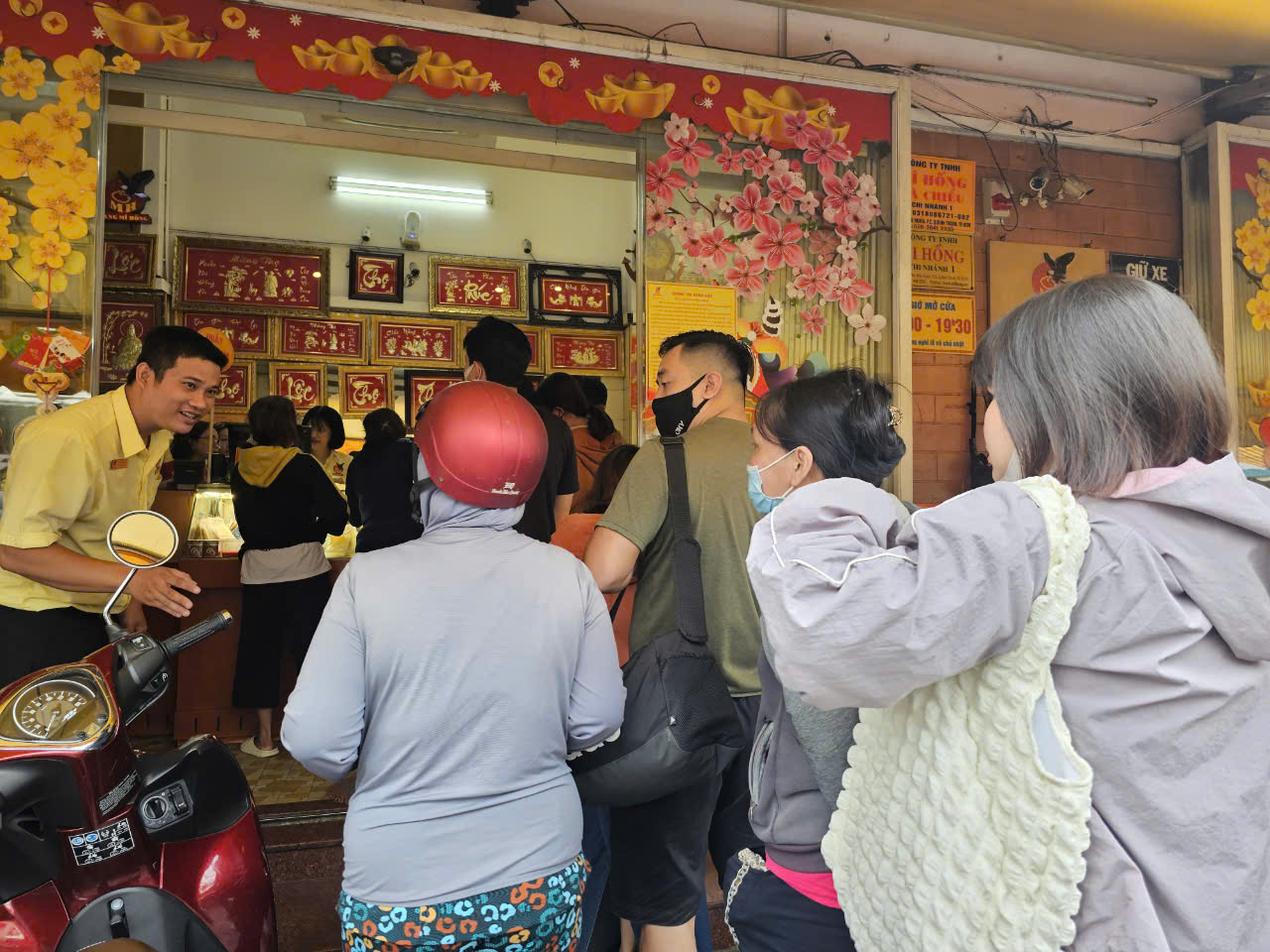 V&agrave;ng tăng gi&aacute; trở lại, người d&acirc;n TP HCM lại xếp h&agrave;ng d&agrave;i để mua- Ảnh 9.