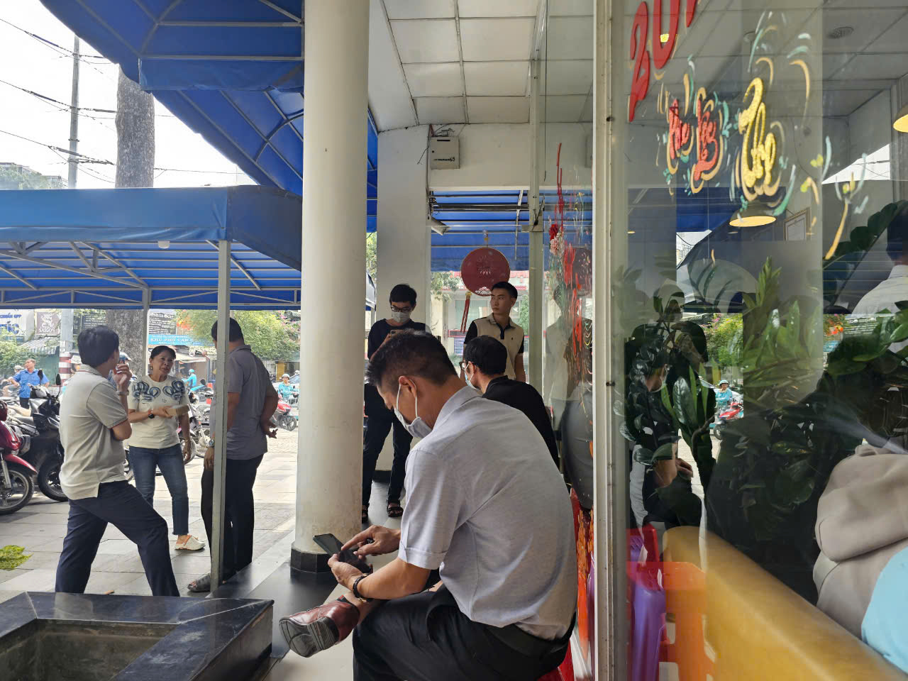 V&agrave;ng tăng gi&aacute; trở lại, người d&acirc;n TP HCM lại xếp h&agrave;ng d&agrave;i để mua- Ảnh 2.