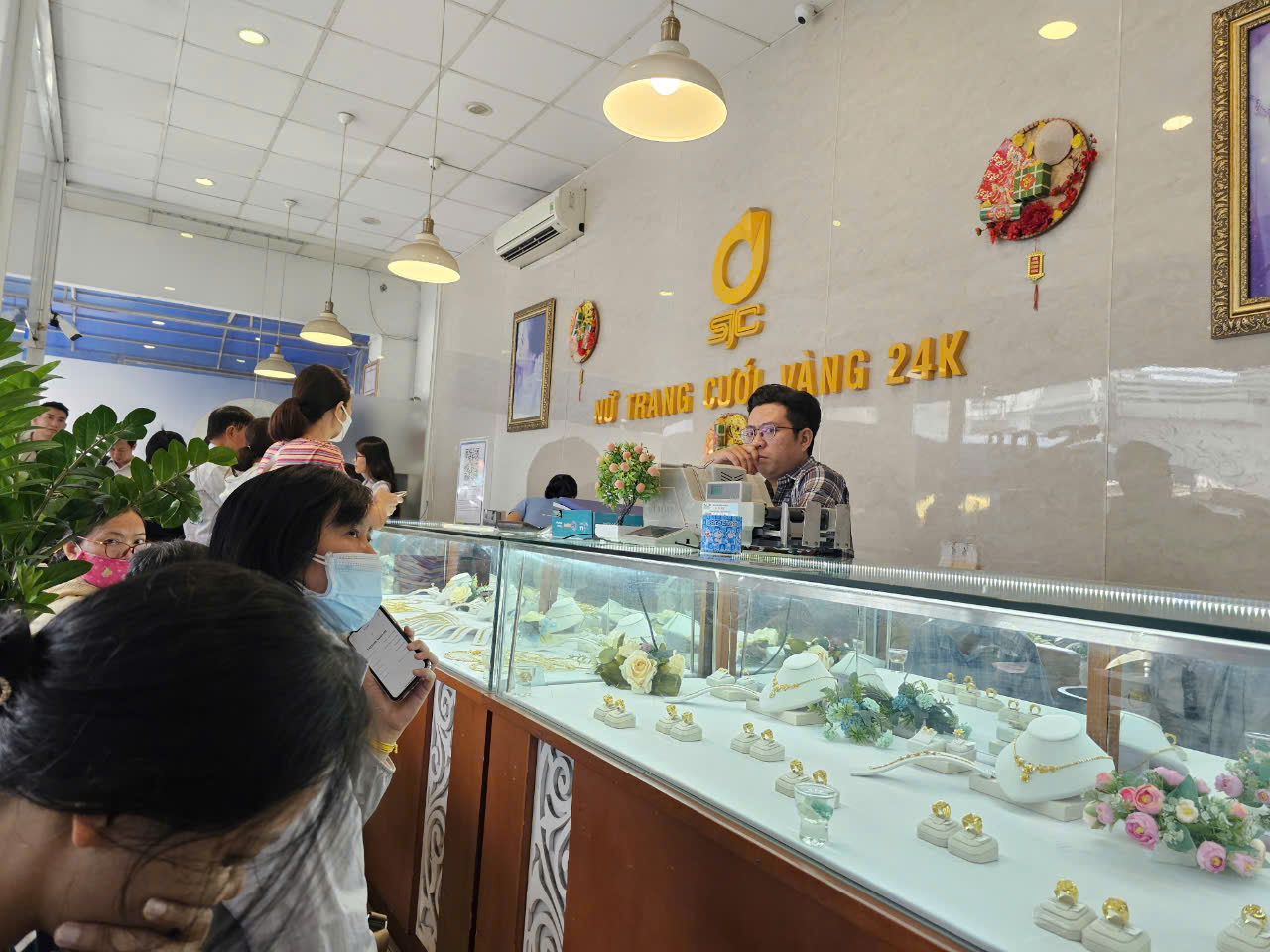 V&agrave;ng tăng gi&aacute; trở lại, người d&acirc;n TP HCM lại xếp h&agrave;ng d&agrave;i để mua- Ảnh 1.