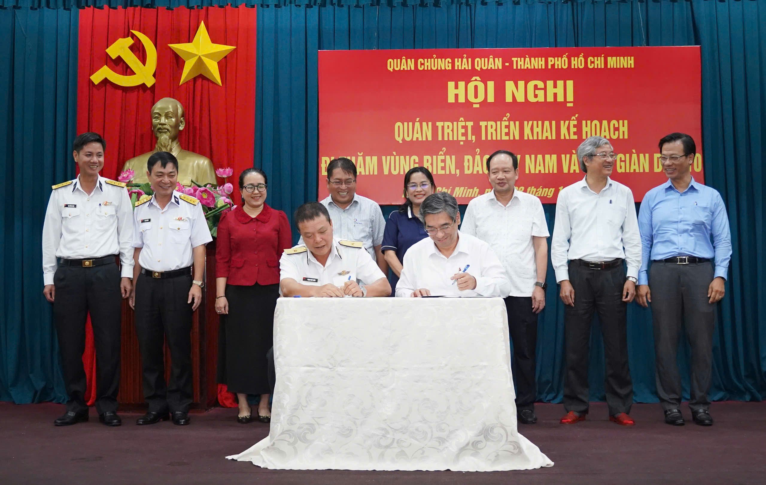 Tiếp th&ecirc;m sức mạnh cho qu&acirc;n - d&acirc;n v&ugrave;ng biển đảo T&acirc;y Nam- Ảnh 1.