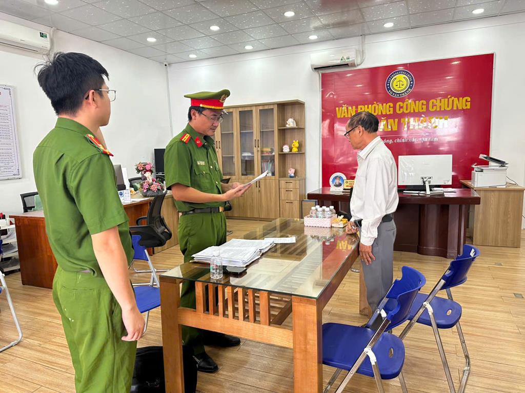 Một nguy&ecirc;n c&ocirc;ng chứng vi&ecirc;n Ph&ograve;ng C&ocirc;ng chứng số 03 tỉnh Đồng Nai bị bắt - Ảnh 1.
