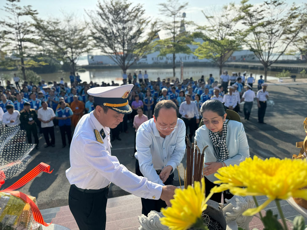 Ph&oacute; B&iacute; thư Thường trực Th&agrave;nh ủy TP HCM Nguyễn Hồ Hải c&ugrave;ng c&aacute;c đại biểu trong Đo&agrave;n đại biểu TP HCM d&acirc;ng hương tưởng niệm anh linh c&aacute;c anh h&ugrave;ng - liệt sĩ tại tượng đ&agrave;i Đo&agrave;n t&agrave;u kh&ocirc;ng số