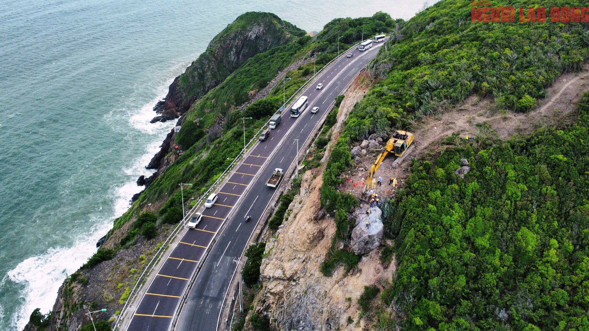 Cận cảnh nổ m&igrave;n ph&aacute; khối đ&aacute; "uy hiếp" đường nối s&acirc;n bay Cam Ranh- Ảnh 1.