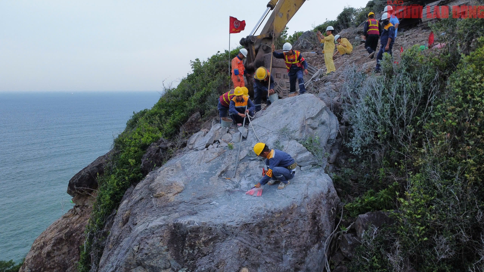 Cận cảnh nổ m&igrave;n ph&aacute; khối đ&aacute; "uy hiếp" đường nối s&acirc;n bay Cam Ranh- Ảnh 2.