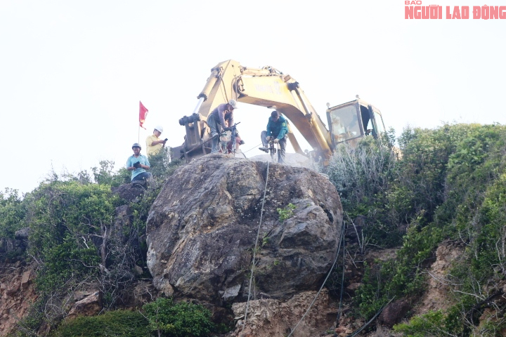 Cận cảnh nổ m&igrave;n ph&aacute; khối đ&aacute; "uy hiếp" đường nối s&acirc;n bay Cam Ranh- Ảnh 3.