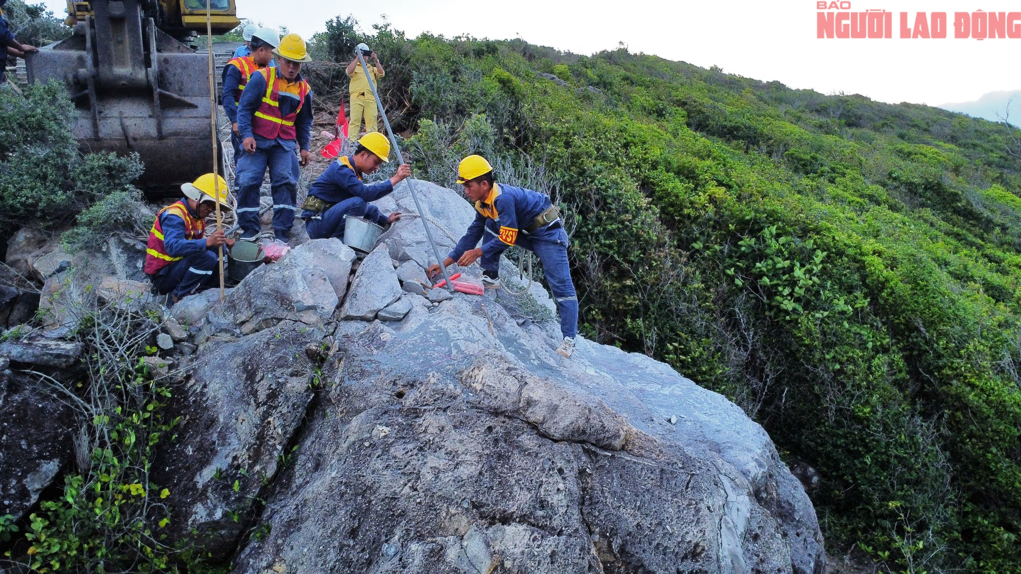 Cận cảnh nổ m&igrave;n ph&aacute; khối đ&aacute; "uy hiếp" đường nối s&acirc;n bay Cam Ranh- Ảnh 5.