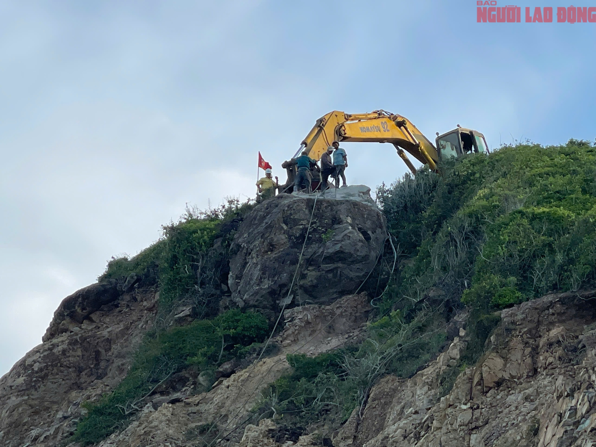 Cận cảnh nổ m&igrave;n ph&aacute; khối đ&aacute; "uy hiếp" đường nối s&acirc;n bay Cam Ranh- Ảnh 6.