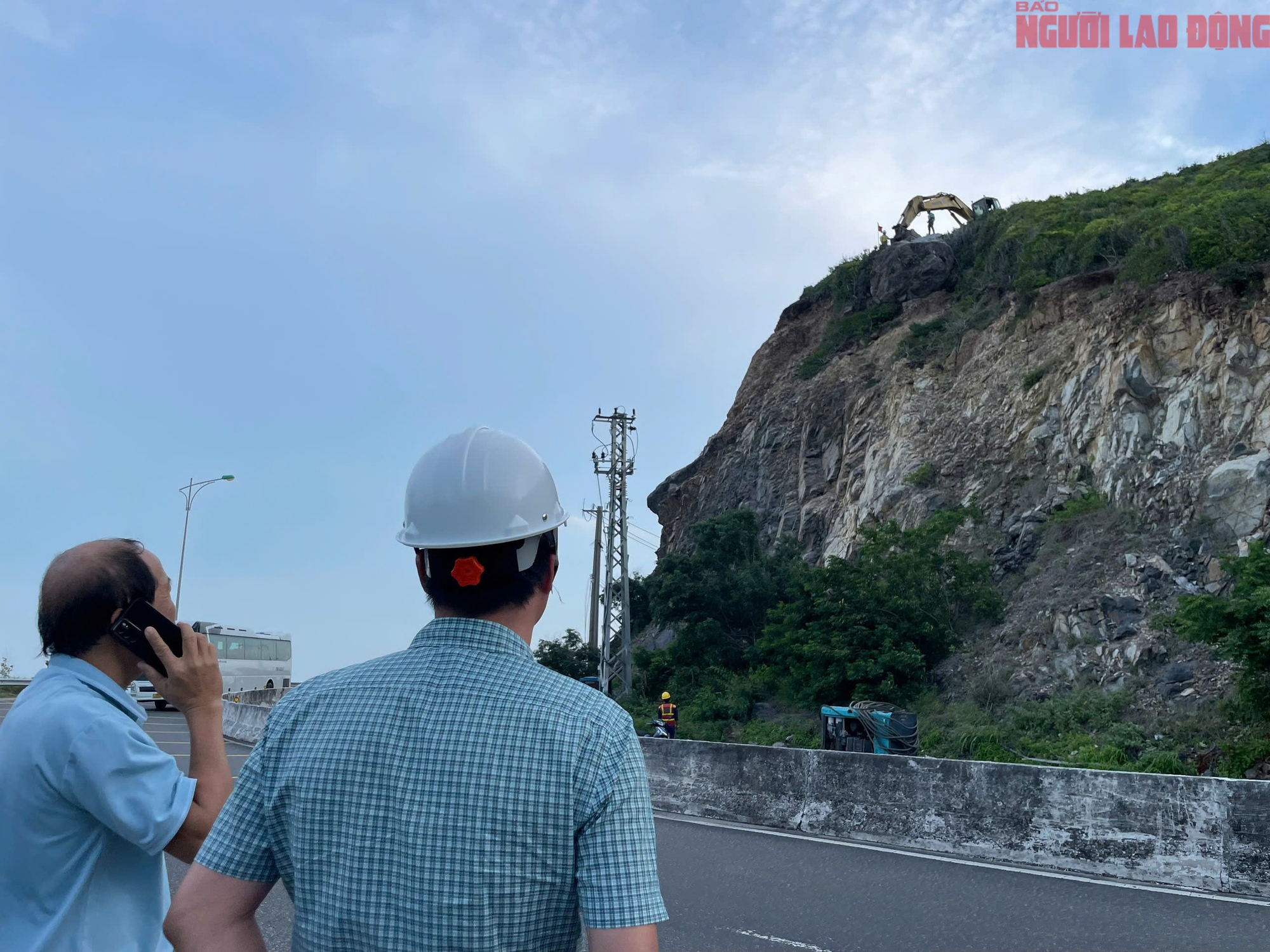 Cận cảnh nổ m&igrave;n ph&aacute; khối đ&aacute; "uy hiếp" đường nối s&acirc;n bay Cam Ranh- Ảnh 7.