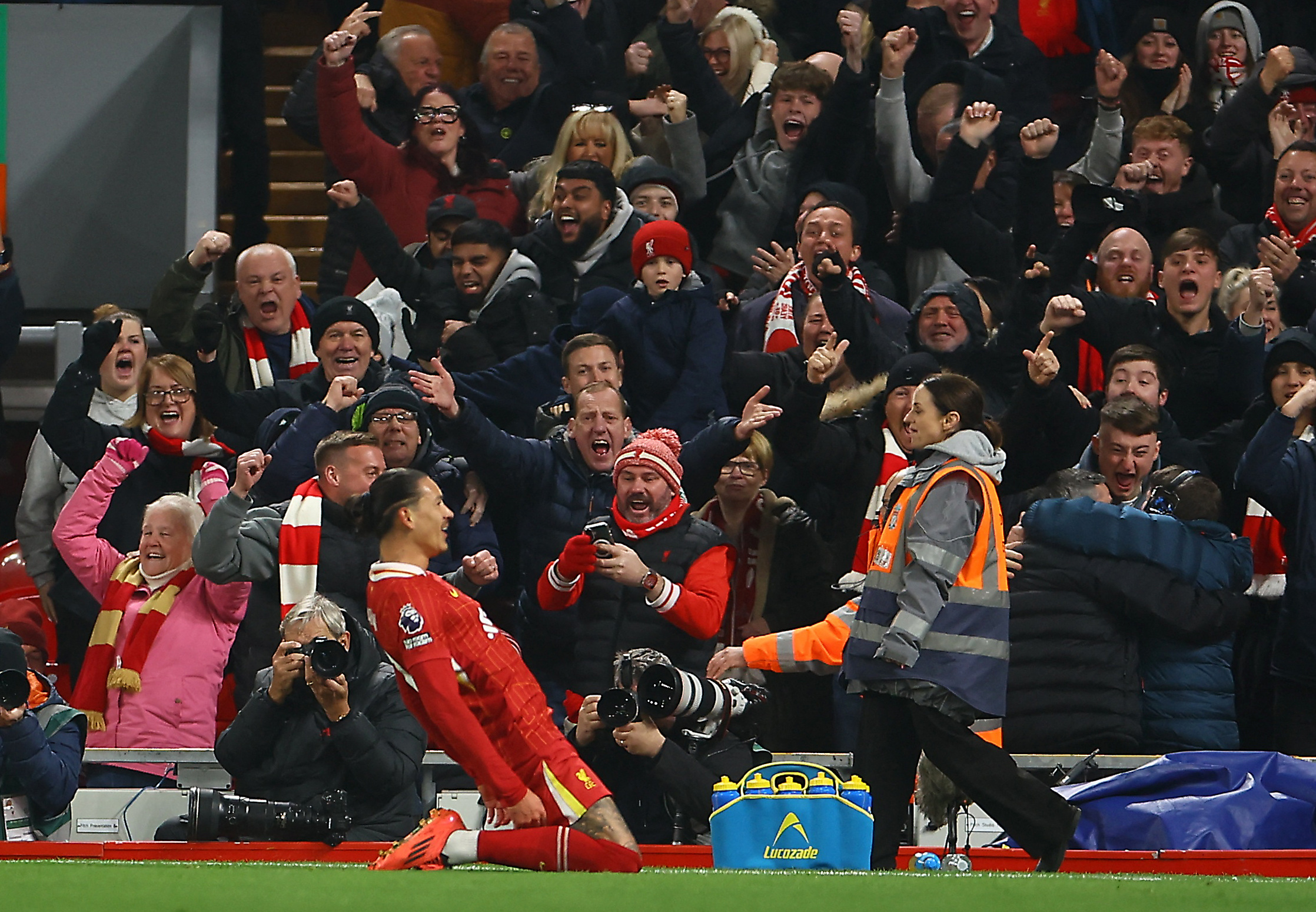 "Song s&aacute;t" Nunez-Salah lập c&ocirc;ng, Liverpool bỏ xa Man City 5 điểm- Ảnh 5.