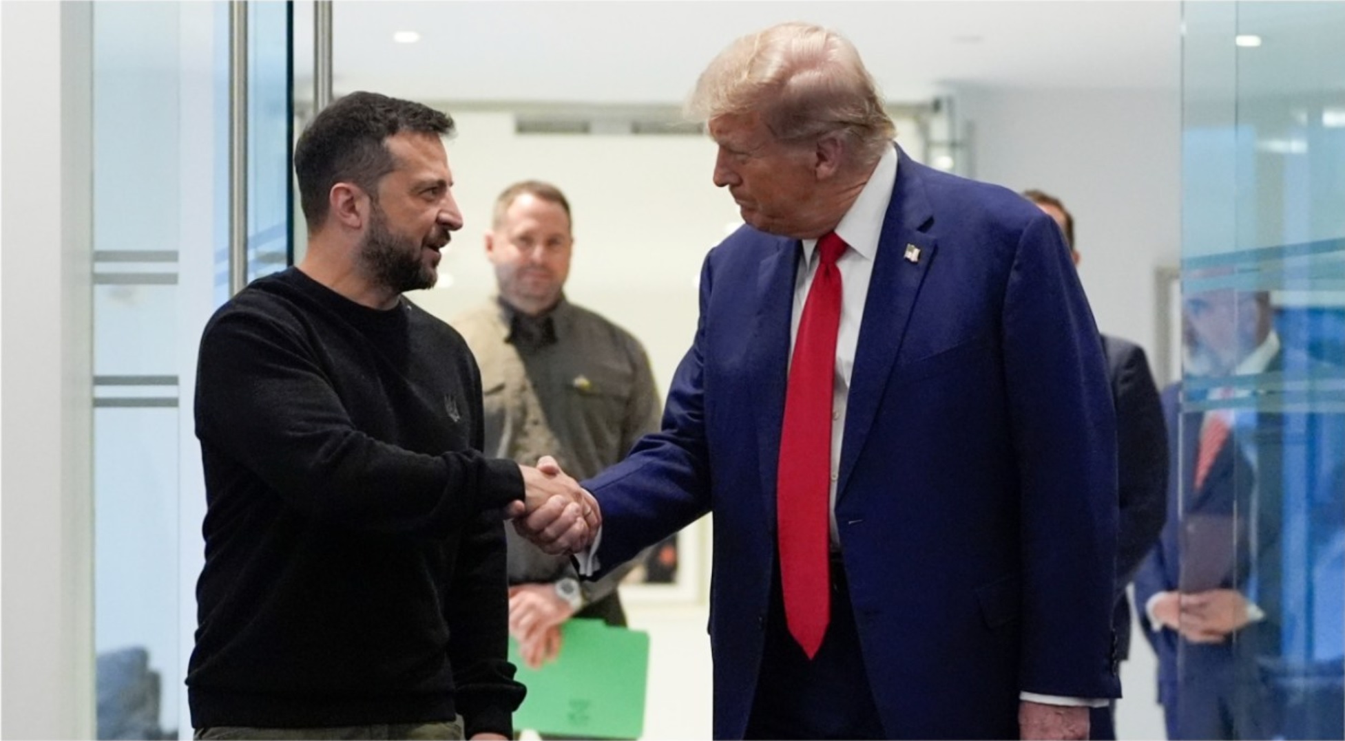 &Ocirc;ng Donald J. Trump (phải) v&agrave; Tổng thống Ukraine Volodymyr Zelensky từng gặp mặt v&agrave;o th&aacute;ng 9 năm nay tại Th&aacute;p Trump ở Manhattan. Ảnh: The Hill