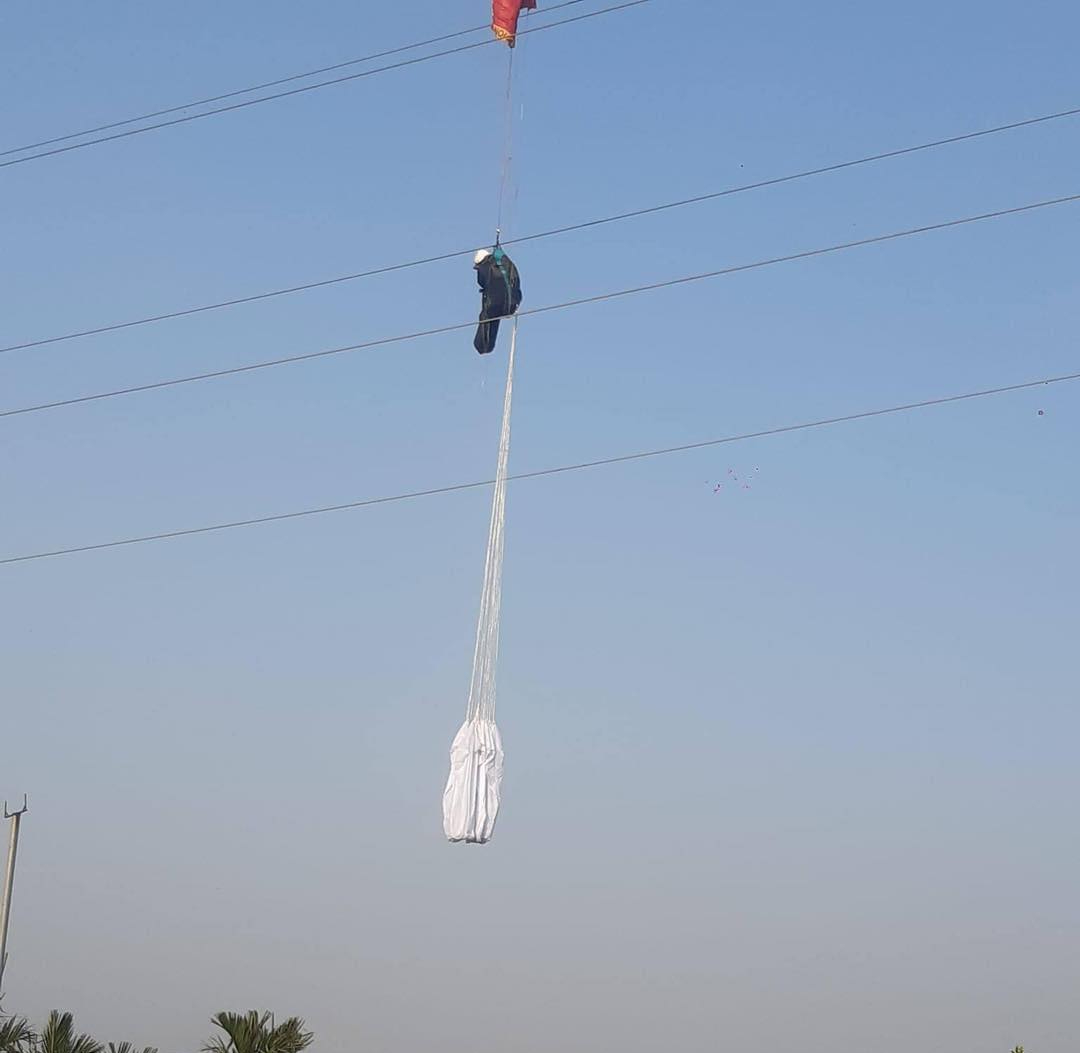 Người đ&agrave;n &ocirc;ng nhảy d&ugrave; bị mắc, treo lơ lửng tr&ecirc;n đường điện cao thế 110 kV- Ảnh 1.