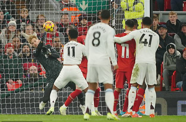 "Song s&aacute;t" Nunez-Salah lập c&ocirc;ng, Liverpool bỏ xa Man City 5 điểm- Ảnh 6.