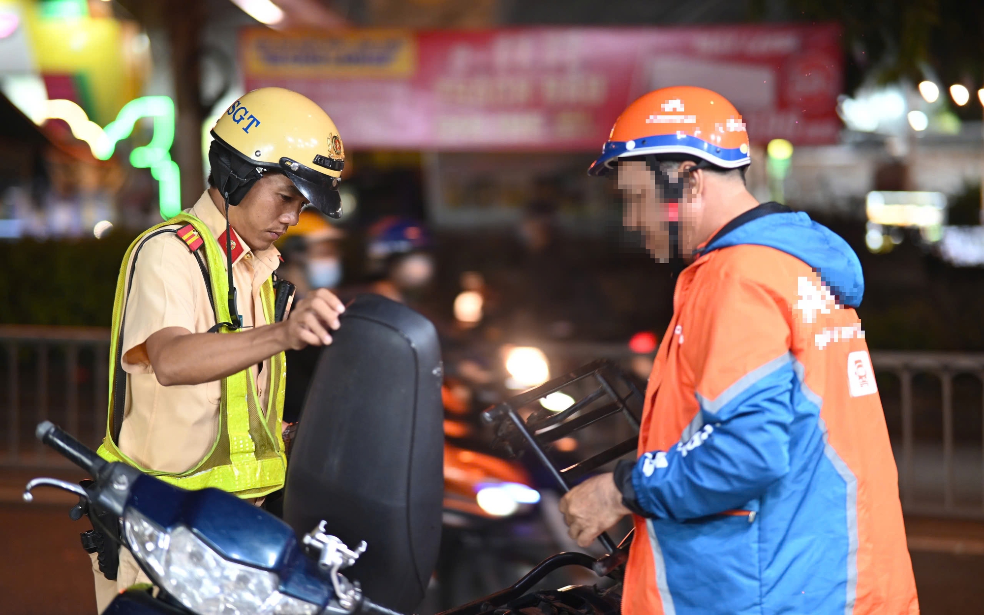 Bị đo nồng độ cồn, nam shipper bỏ xe máy và nghỉ việc