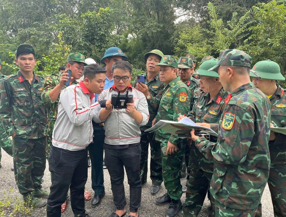 CLIP: H&agrave;nh tr&igrave;nh băng rừng t&igrave;m kiếm m&aacute;y bay Yak-130 rơi- Ảnh 3.