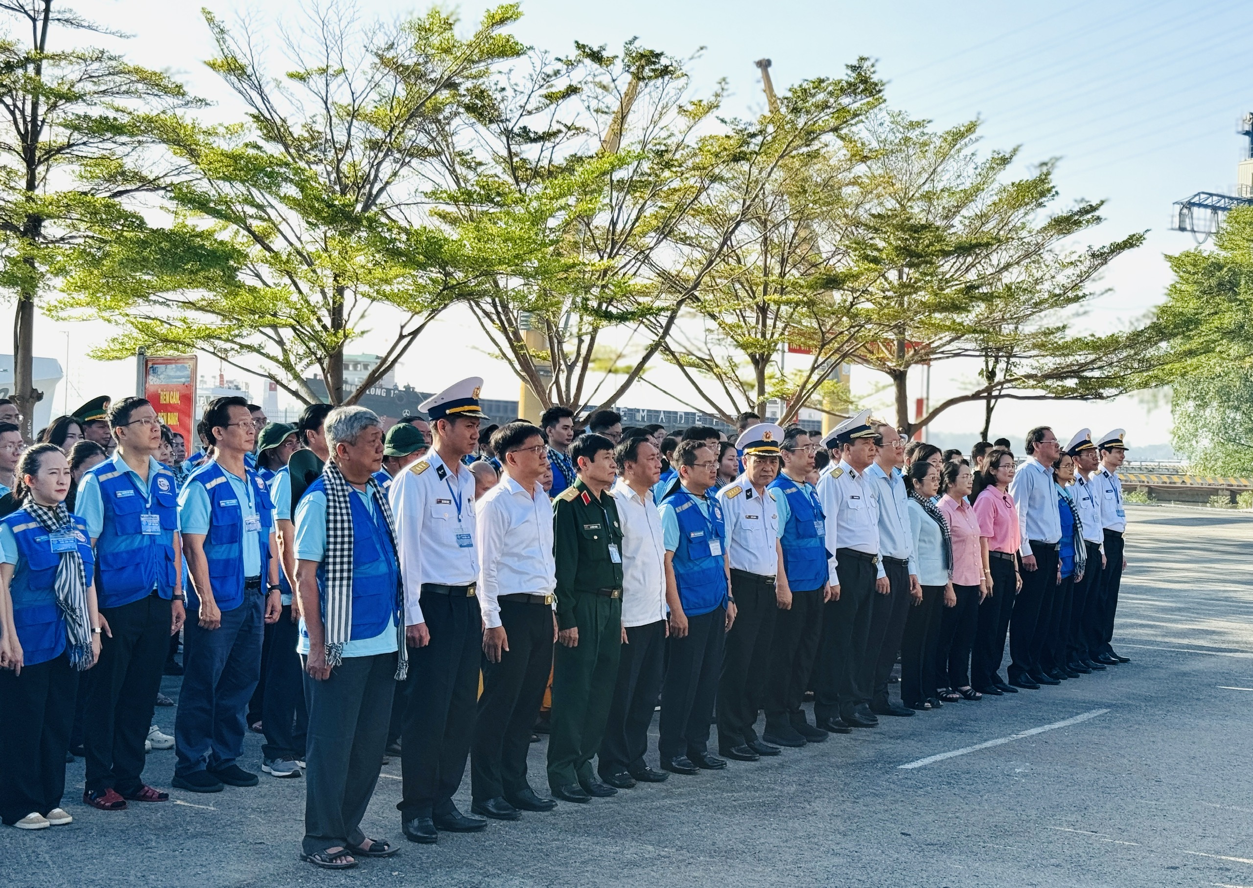 Đo&agrave;n đại biểu TP HCM thăm c&aacute;n bộ, chiến sĩ, nh&acirc;n d&acirc;n v&ugrave;ng biển đảo T&acirc;y Nam- Ảnh 4.