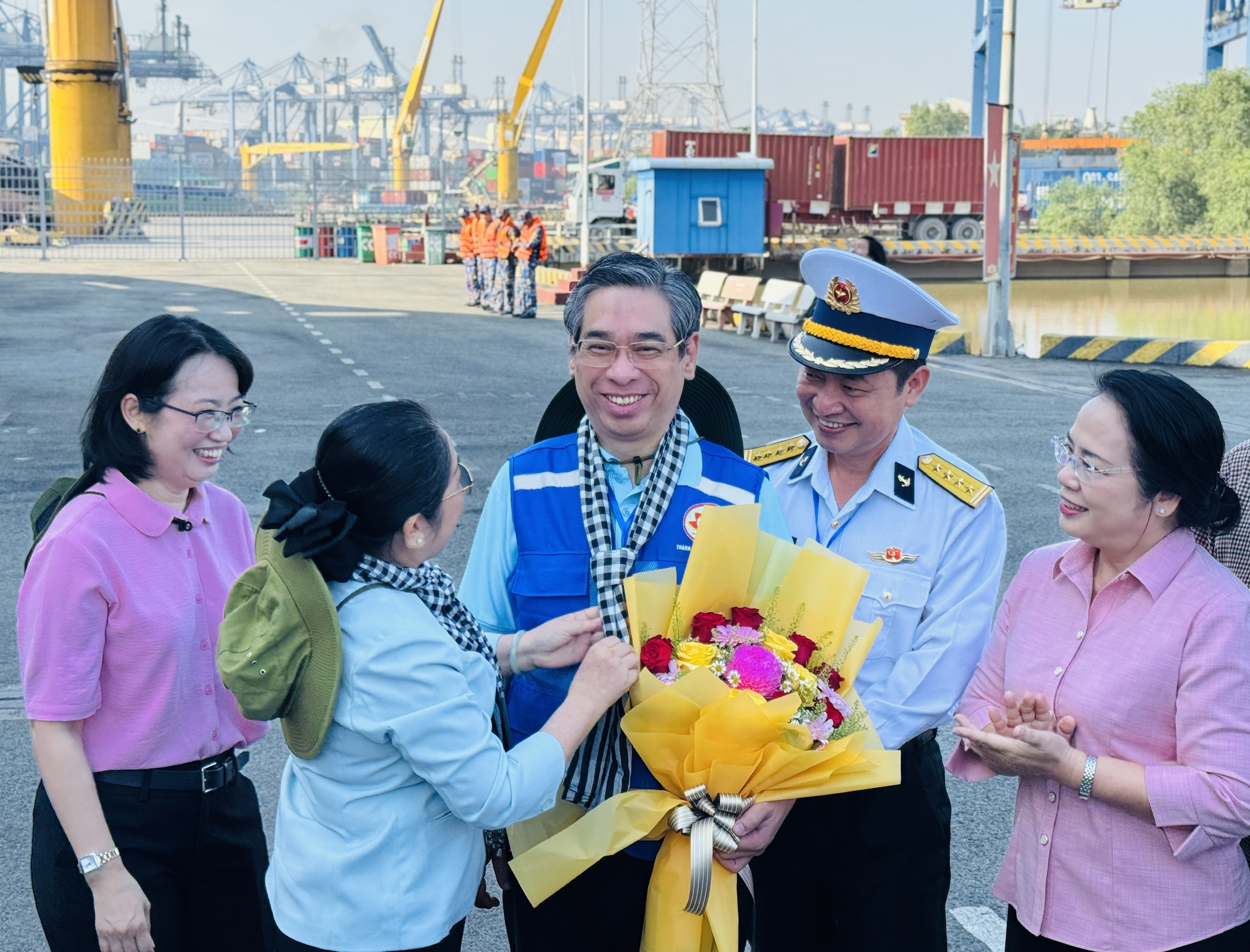 Đo&agrave;n đại biểu TP HCM thăm c&aacute;n bộ, chiến sĩ, nh&acirc;n d&acirc;n v&ugrave;ng biển đảo T&acirc;y Nam- Ảnh 6.