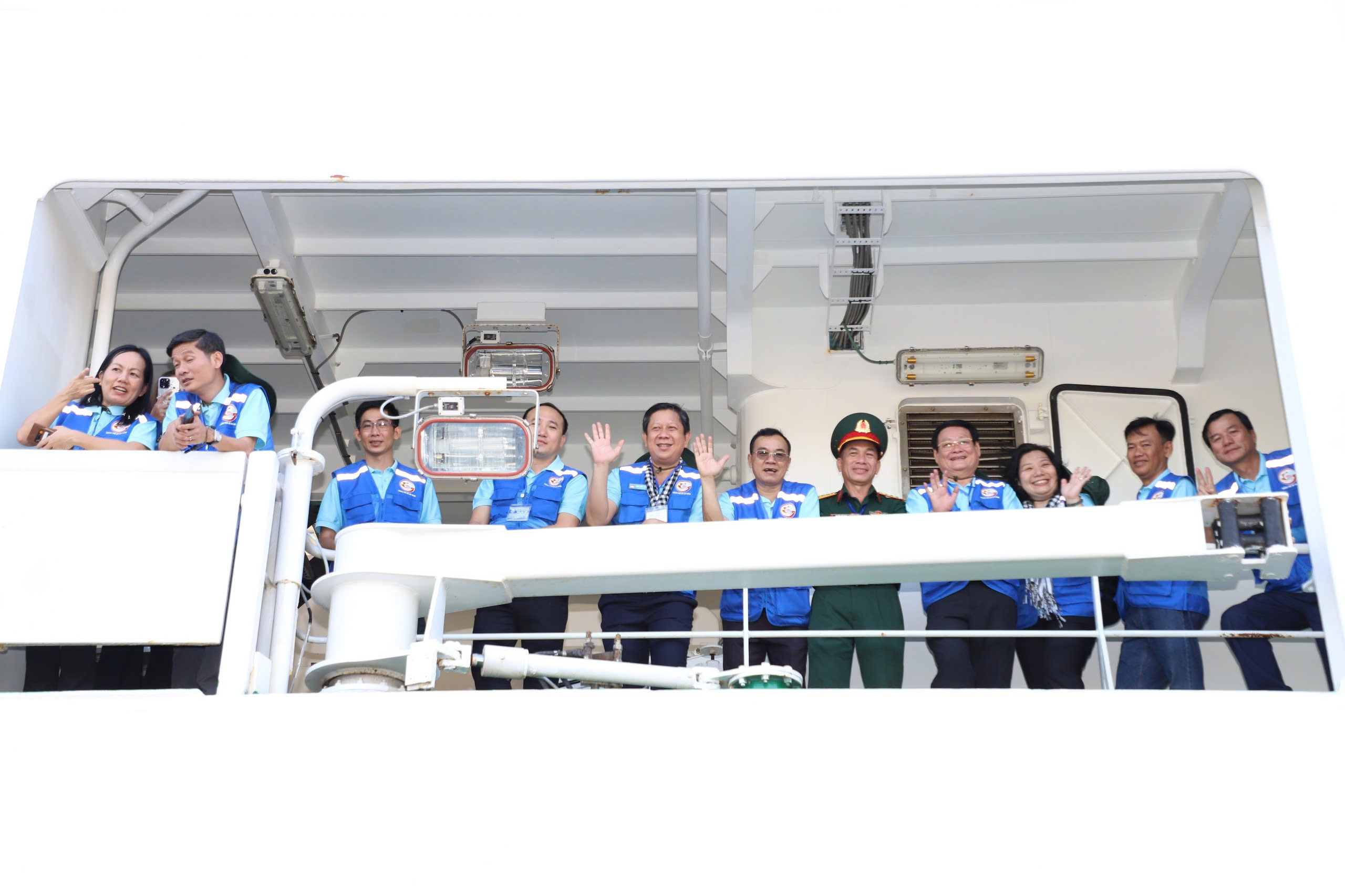 Đo&agrave;n đại biểu TP HCM thăm c&aacute;n bộ, chiến sĩ, nh&acirc;n d&acirc;n v&ugrave;ng biển đảo T&acirc;y Nam- Ảnh 10.