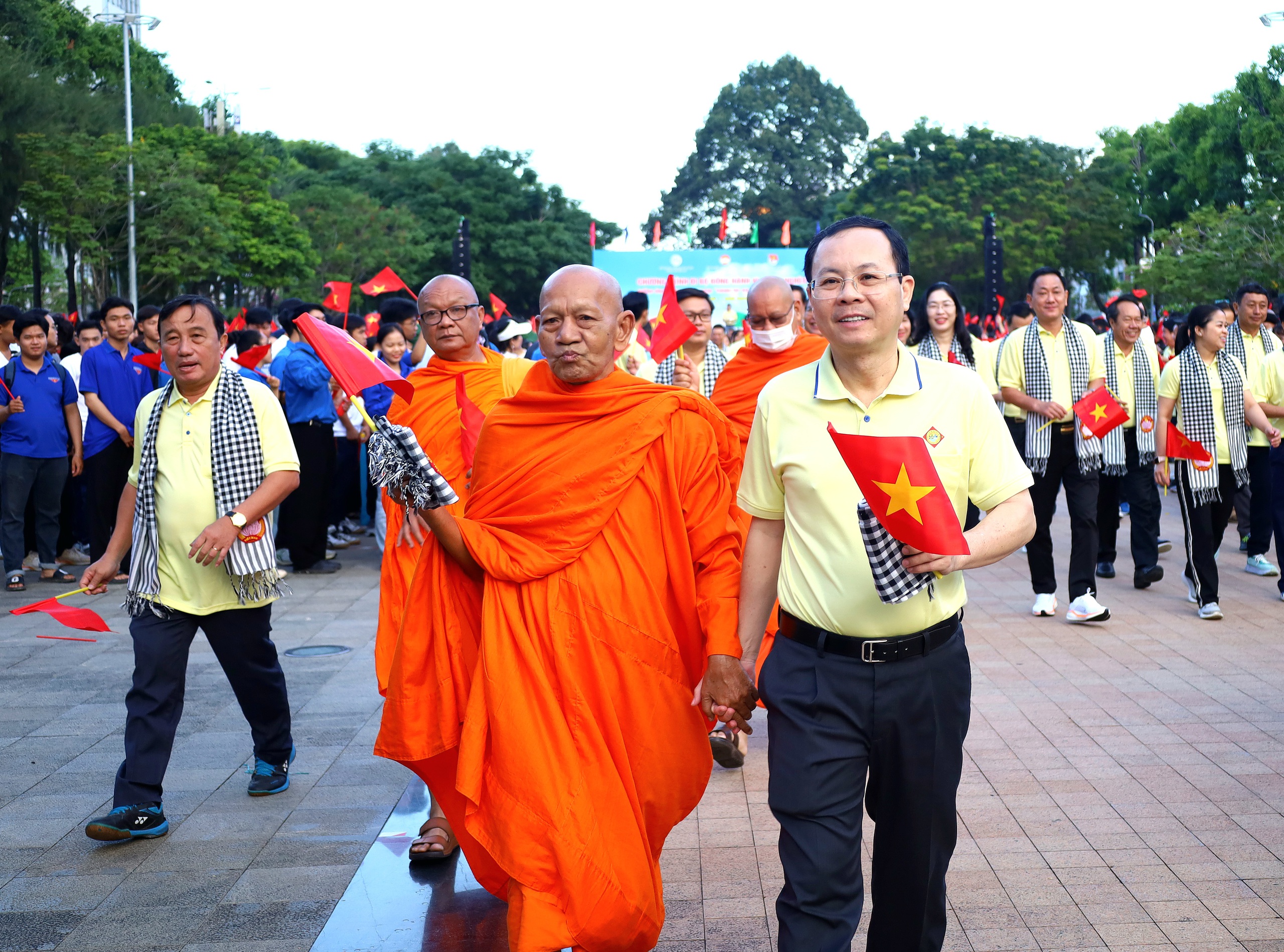 B&iacute; thư Th&agrave;nh ủy Cần Thơ đi bộ đồng h&agrave;nh v&igrave; người ngh&egrave;o- Ảnh 1.