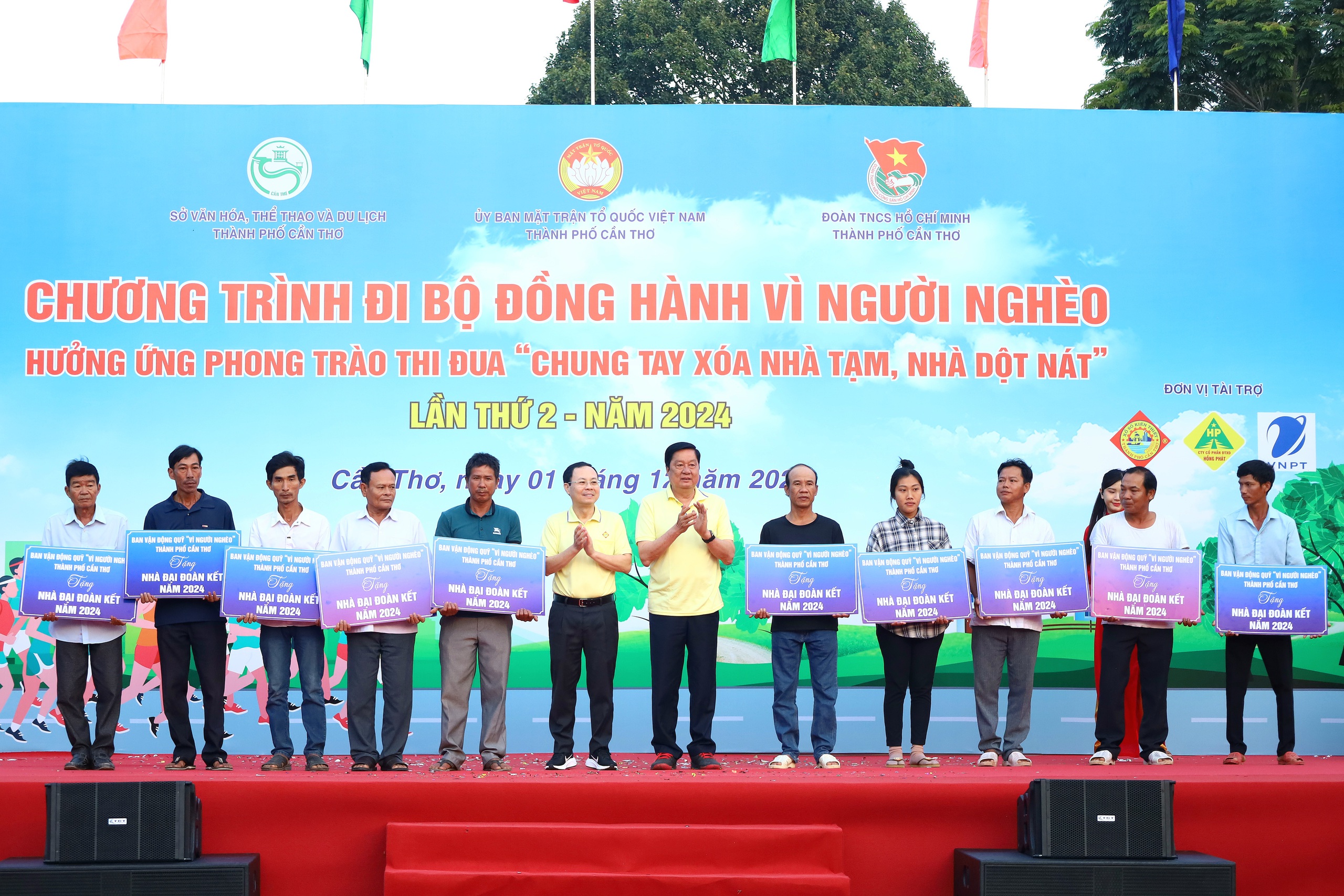 B&iacute; thư Th&agrave;nh ủy Cần Thơ đi bộ đồng h&agrave;nh v&igrave; người ngh&egrave;o- Ảnh 9.
