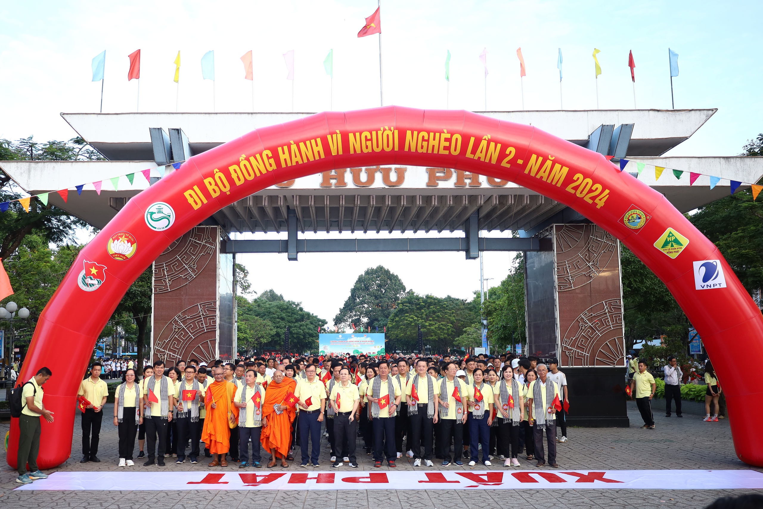 B&iacute; thư Th&agrave;nh ủy Cần Thơ đi bộ đồng h&agrave;nh v&igrave; người ngh&egrave;o- Ảnh 2.