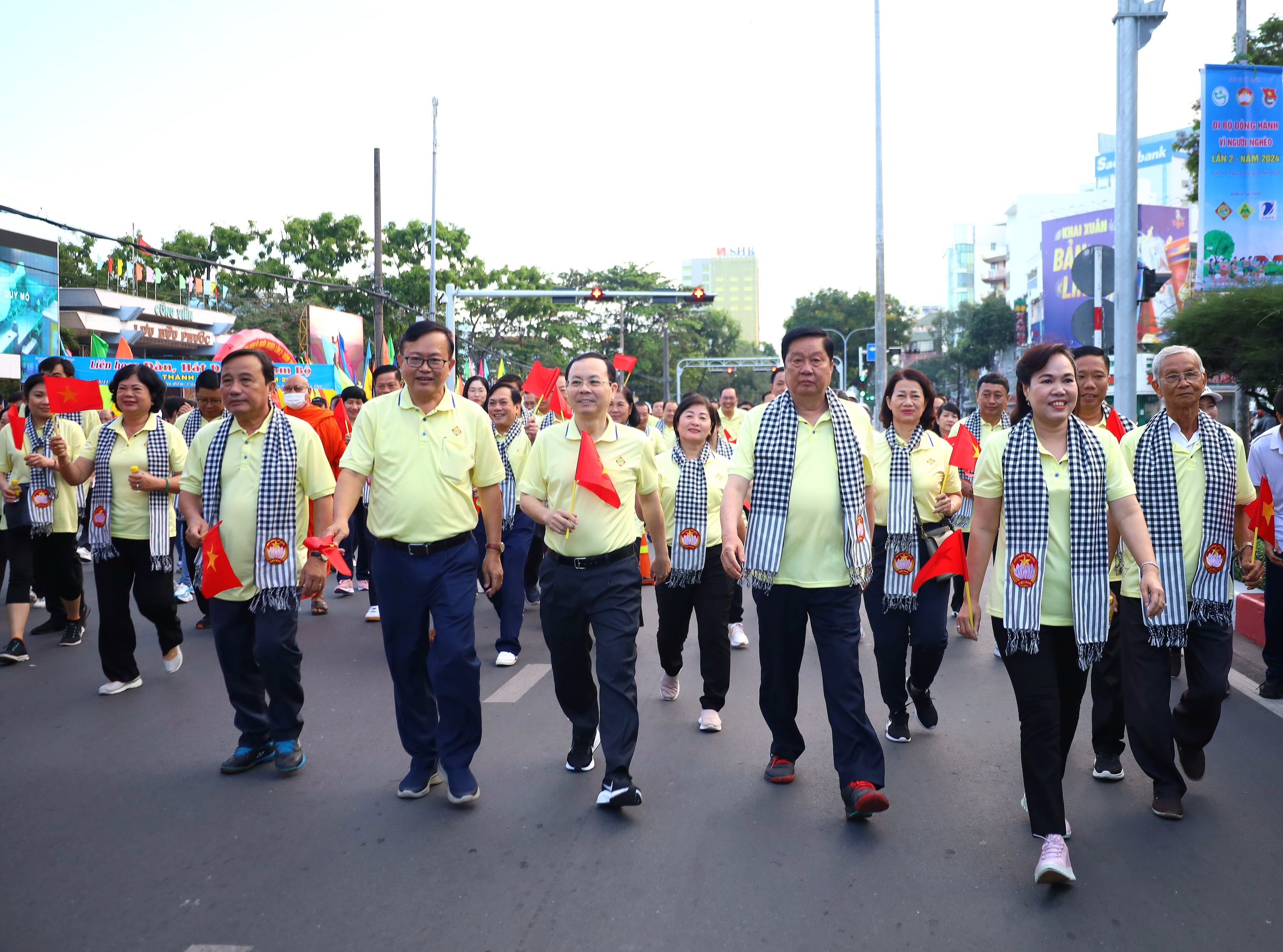 B&iacute; thư Th&agrave;nh ủy Cần Thơ đi bộ đồng h&agrave;nh v&igrave; người ngh&egrave;o- Ảnh 3.