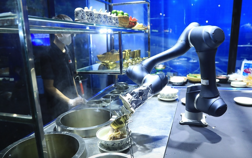 H&aacute;o hức trải nghiệm "Phở số H&agrave; th&agrave;nh" do robot th&ocirc;ng minh phục vụ- Ảnh 1.