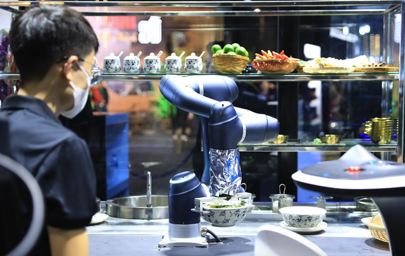 H&aacute;o hức trải nghiệm "Phở số H&agrave; th&agrave;nh" do robot th&ocirc;ng minh phục vụ- Ảnh 2.