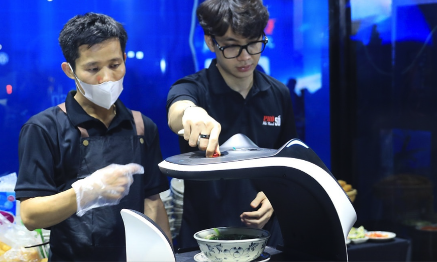 H&aacute;o hức trải nghiệm "Phở số H&agrave; th&agrave;nh" do robot th&ocirc;ng minh phục vụ- Ảnh 3.