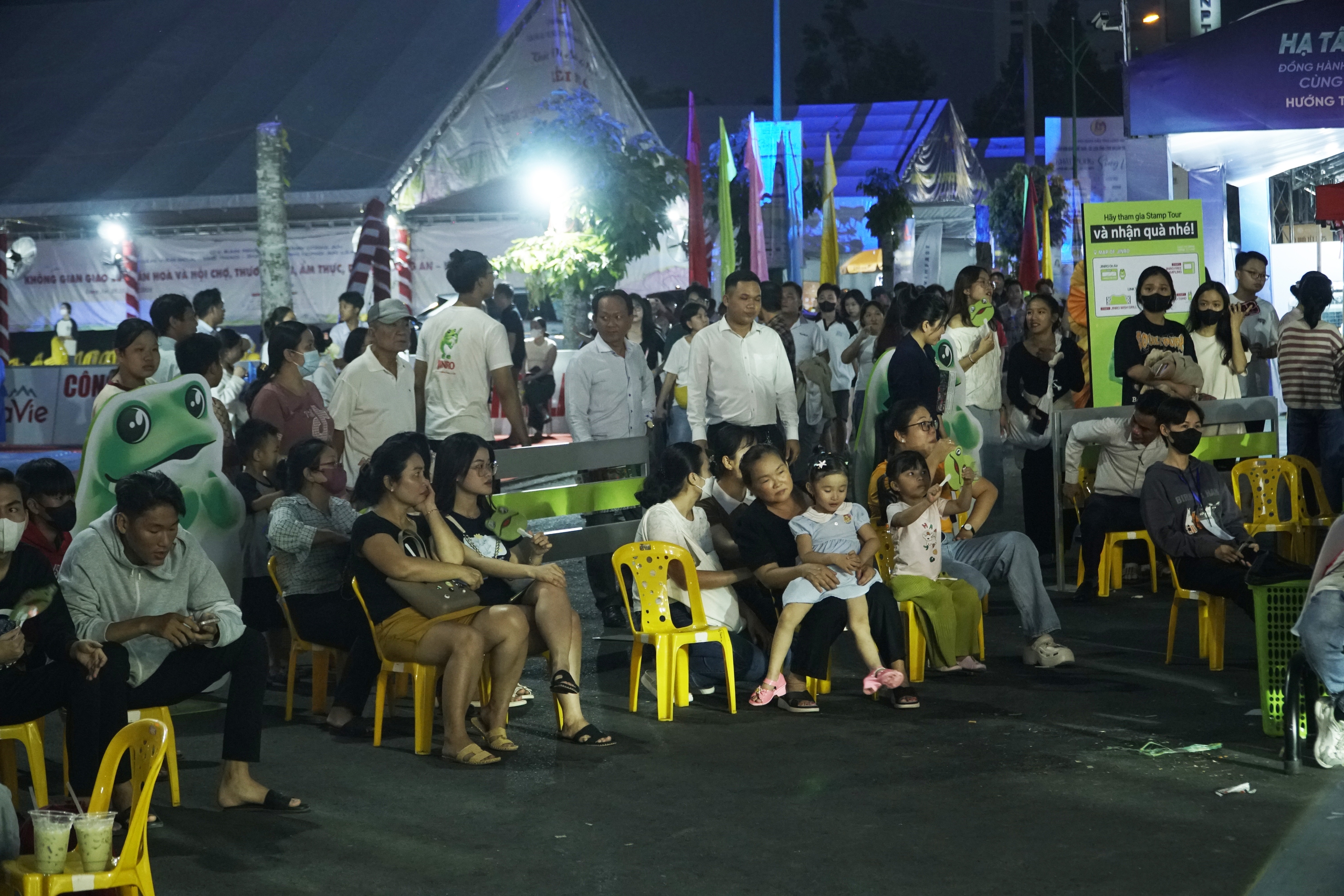 Ca sĩ Việt - H&agrave;n b&ugrave;ng nổ tại đ&ecirc;m hội &acirc;m nhạc ở Long An- Ảnh 7.