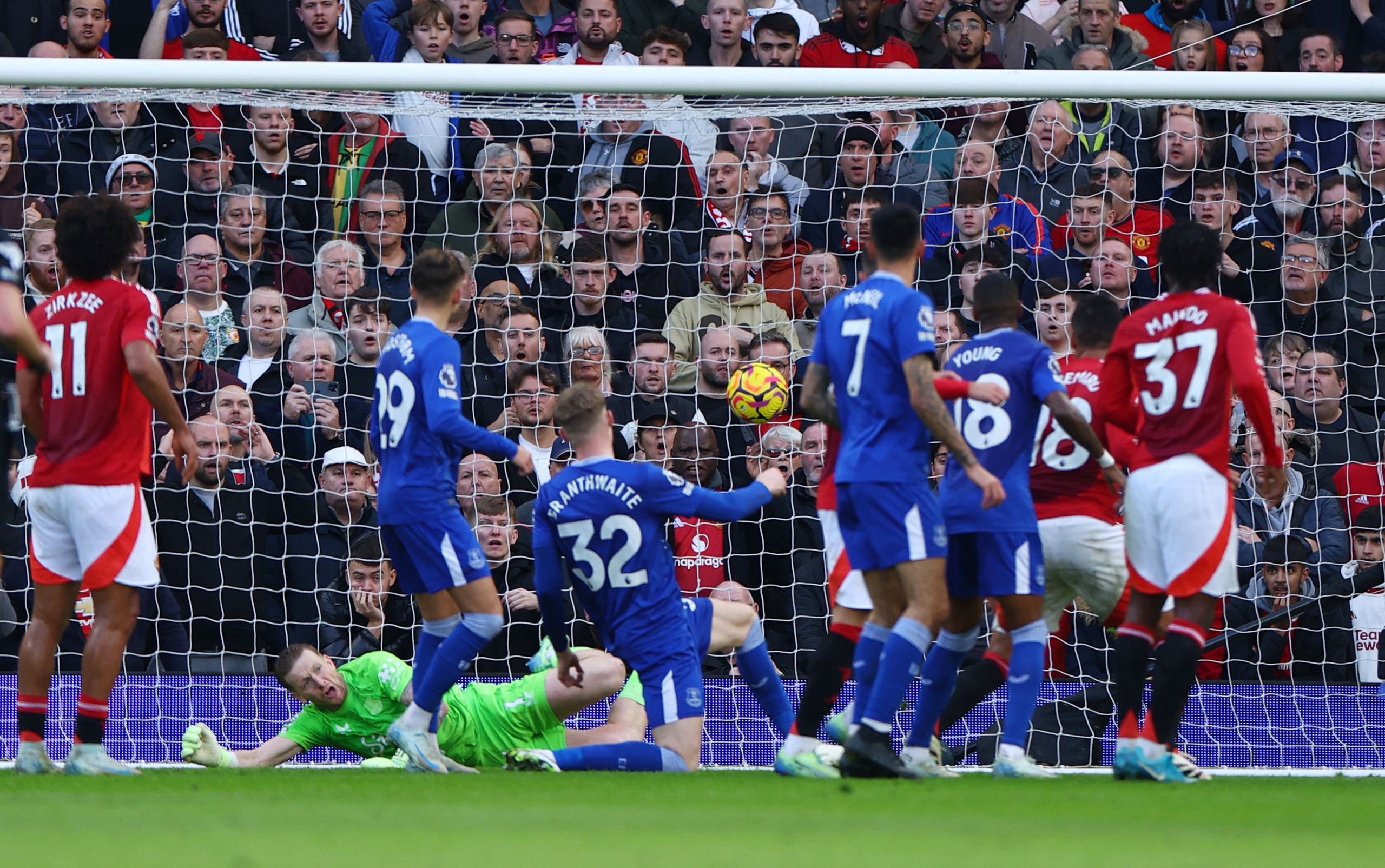 Rashford v&agrave; Zirkzee lập "c&uacute; đ&uacute;p", Man United nghiền &eacute;p Everton - Ảnh 2.